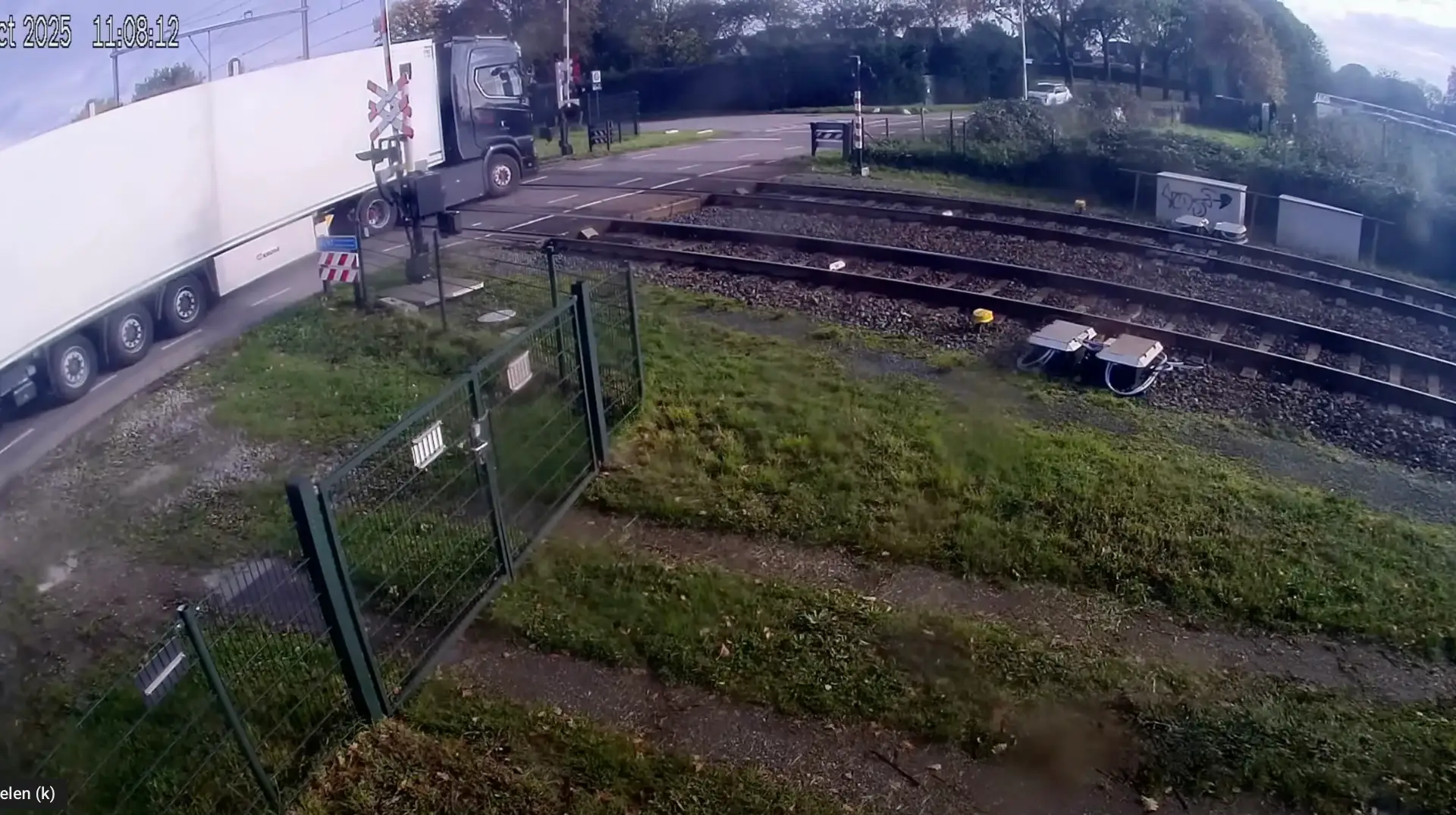 beelden botsing trein vrachtwagen