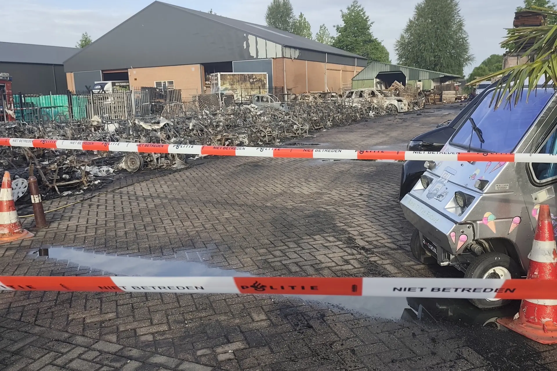 Grote brand verwoest tientallen brommobielen op bedrijventerrein in Numansdorp