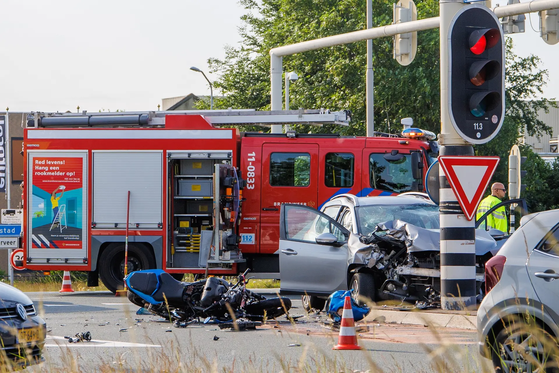 VIDEO: Meerdere gewonden bij zware botsing tussen motor en auto in Wormerveer