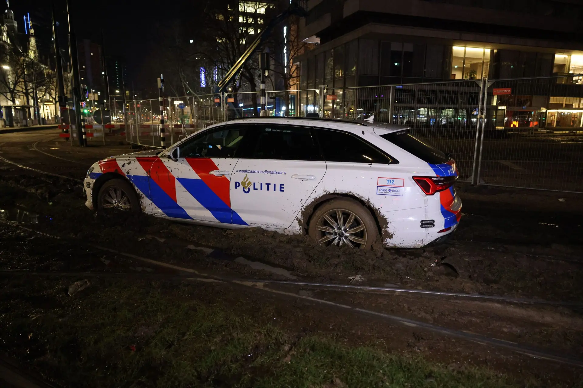 Audi A6 van de politie strandt in de modder na spoedmelding in Rotterdam