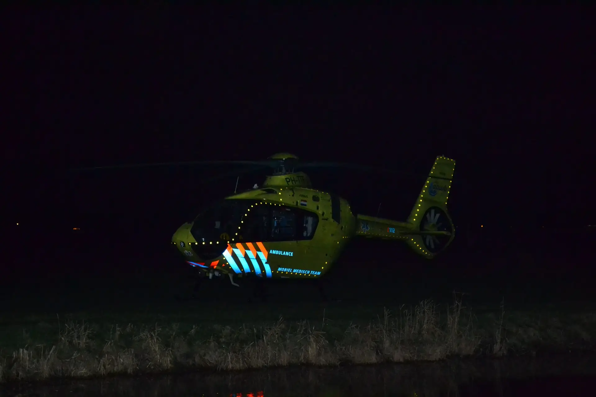 Twee doden nadat auto tegen boom botst en in brand vliegt bij Den Ham