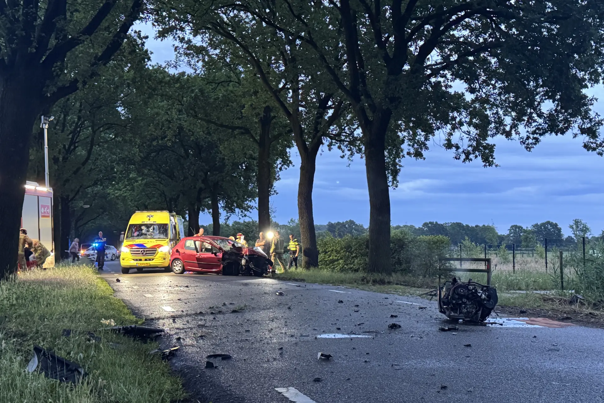 Auto volledig verwoest na harde klap tegen boom in Beek en Donk