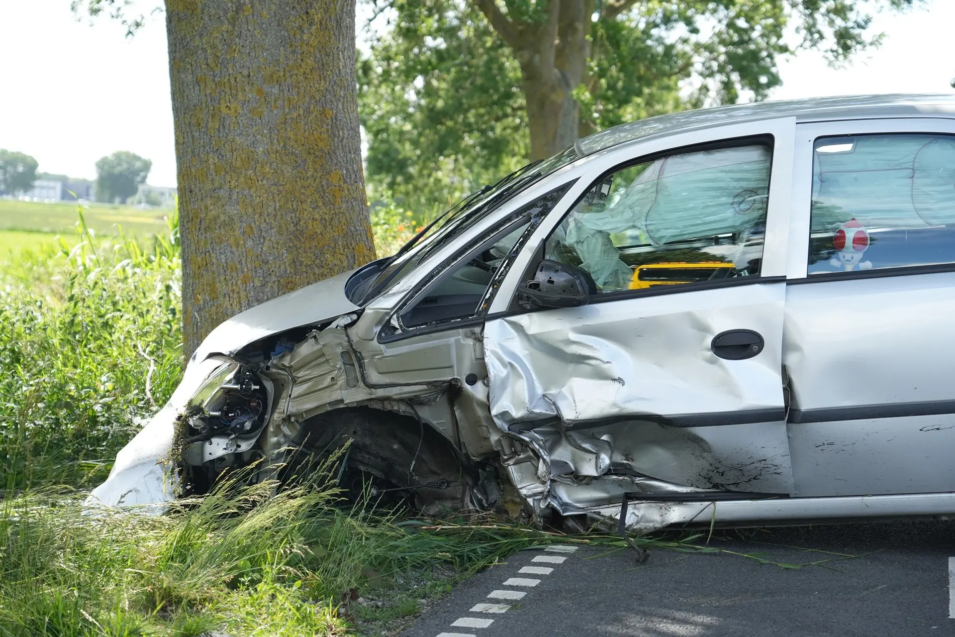 Auto vliegt vijver in, bedrijfswagen eindigt op zijkant na crash in Raamsdonk
