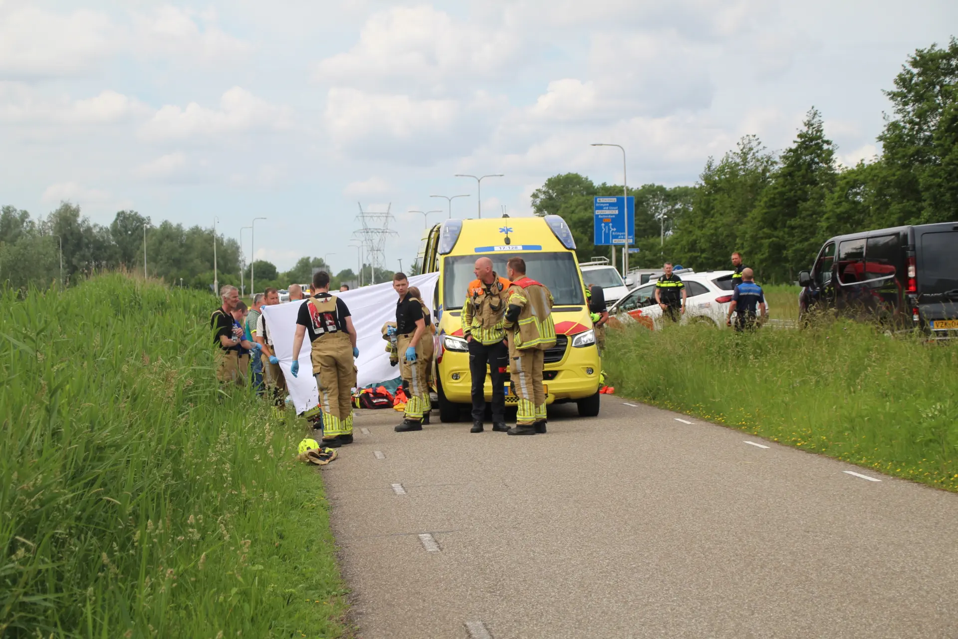 Bestelbus te water bij Krimpen aan de Lek, bestuurder gereanimeerd