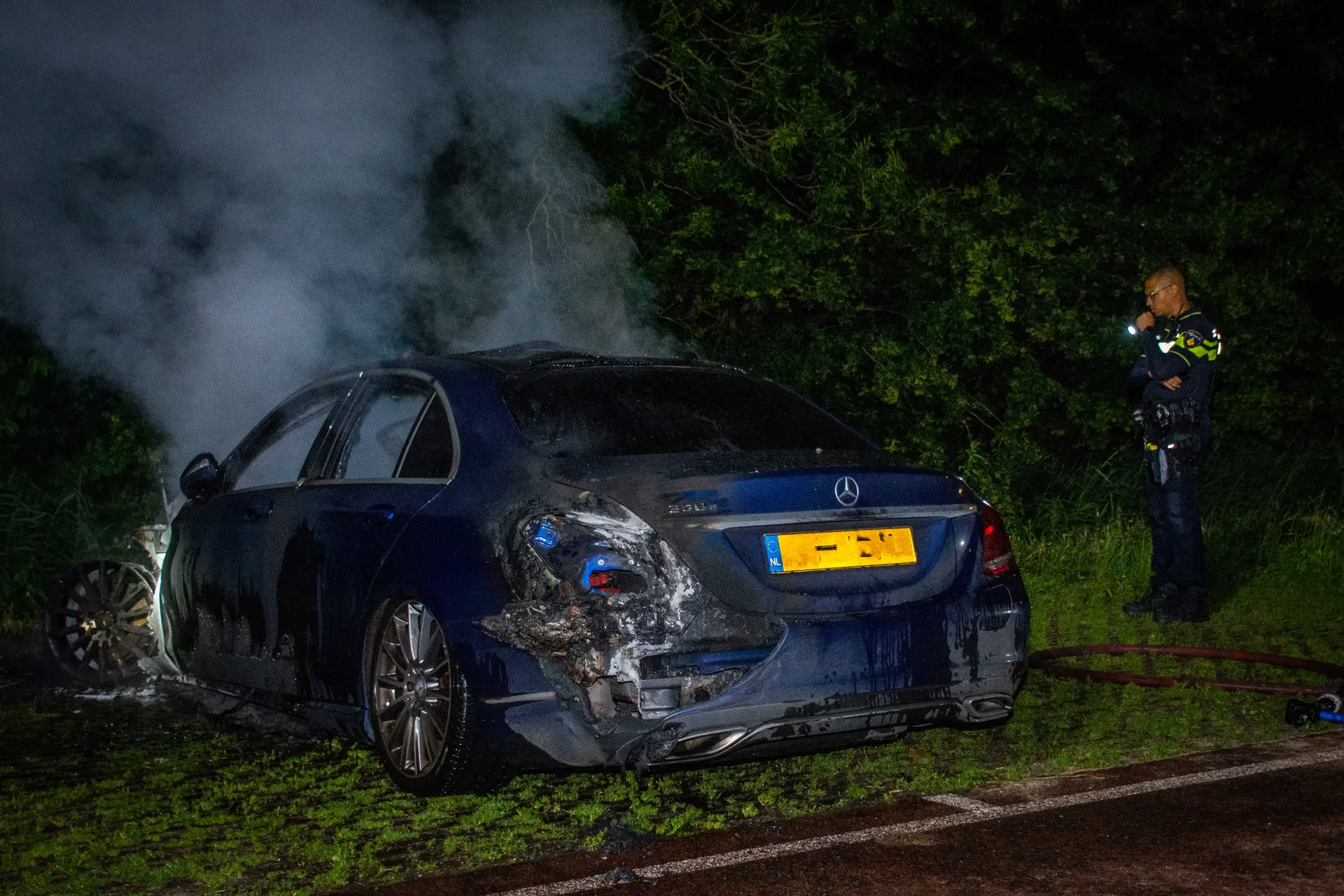 Mercedes zwaar beschadigd door nachtelijke autobrand in Zaltbommel