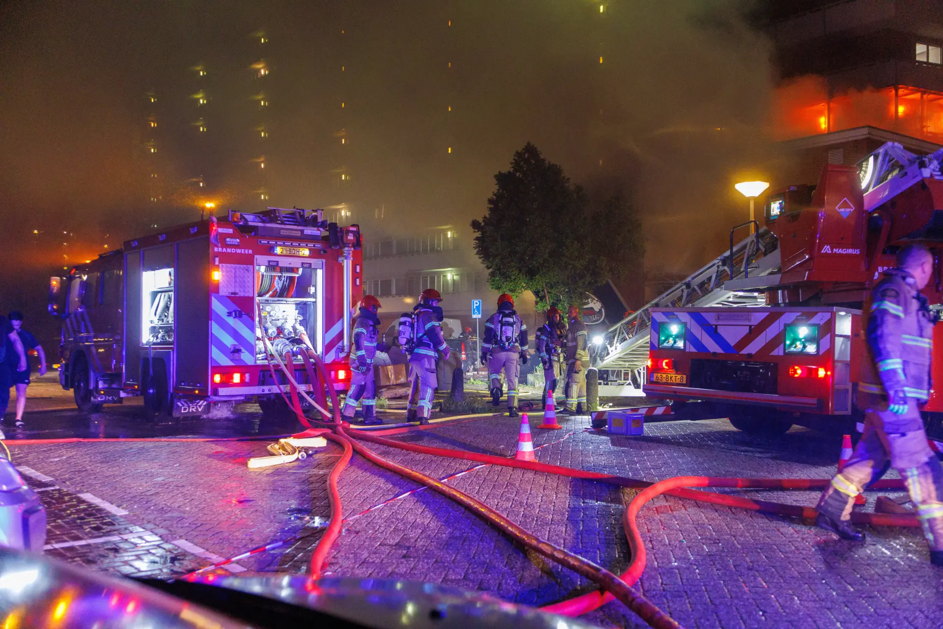 Explosie en grote brand in Amsterdam Nieuw-West: meerdere gewonden en honderden evacuaties
