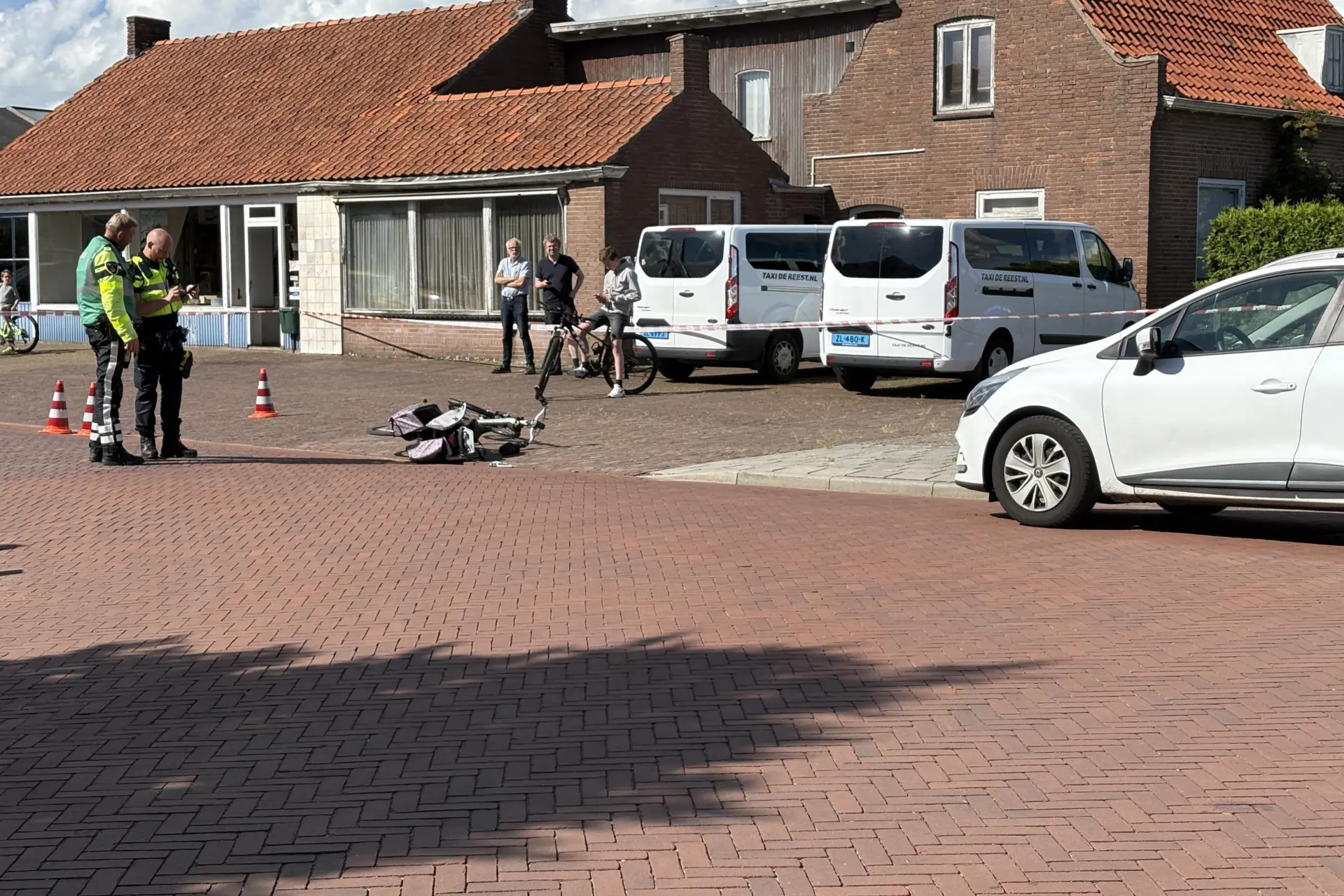 Fietser ernstig gewond na aanrijding met auto in Staphorst, traumahelikopter ingezet