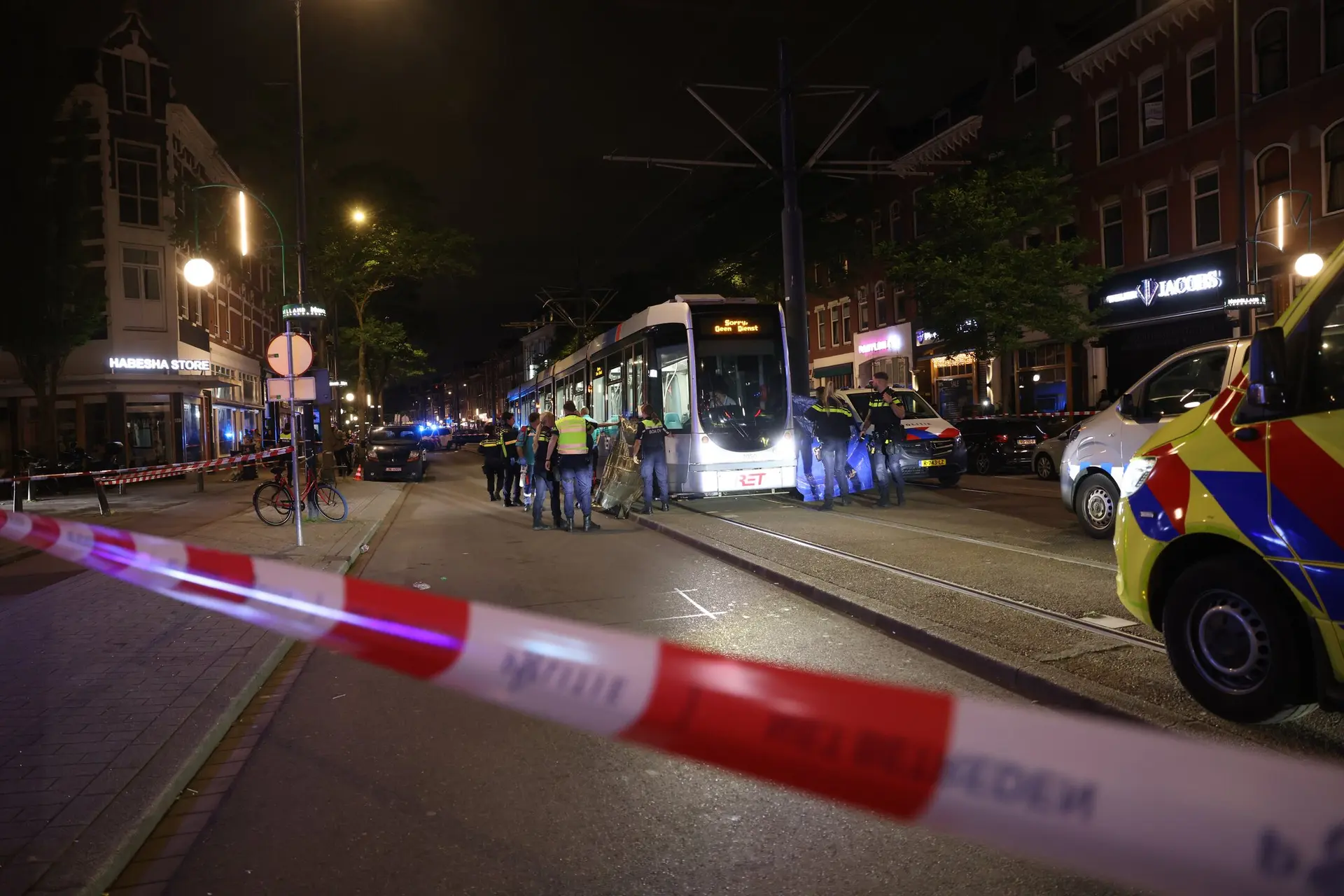 Persoon overleden bij ernstig ongeval met tram aan 1e Middellandstraat in Rotterdam