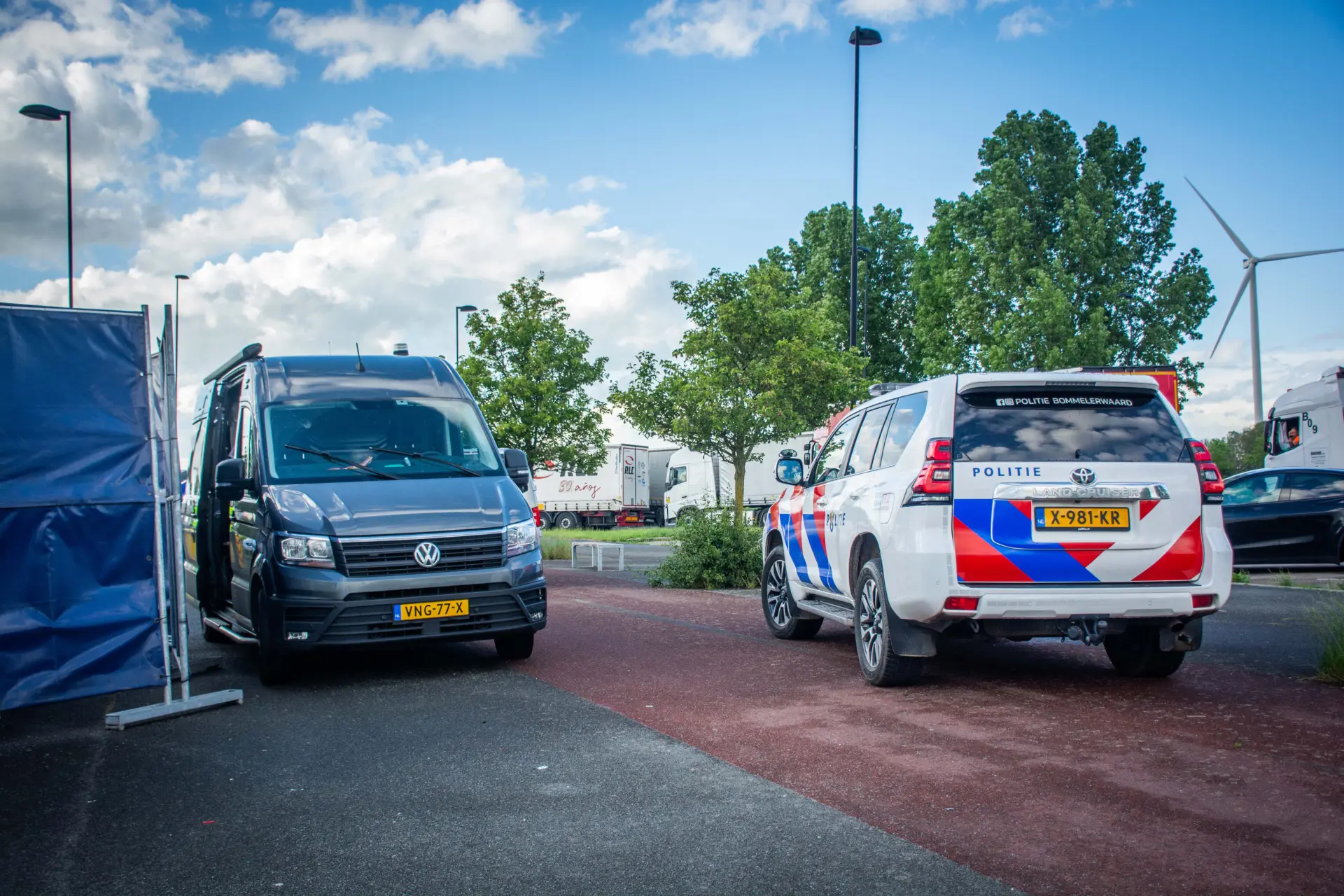 Politie onderzoekt overlijden van vrouw op parkeerplaats langs A2 bij Bruchem