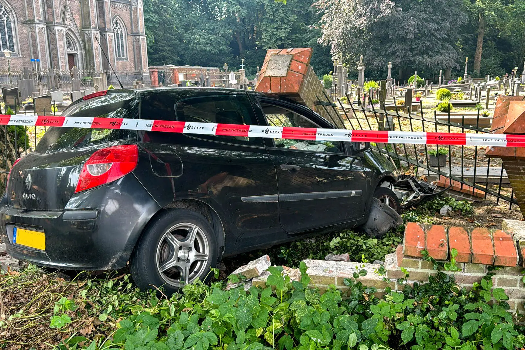 Auto belandt tussen graven na ongeval in Gemert, bestuurder aangehouden