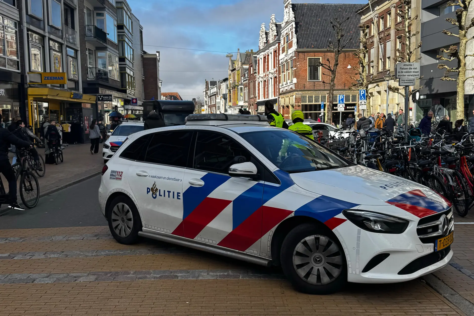 Extreem geweld in Albert Heijn Groningen: politie zoekt deze drie verdachten