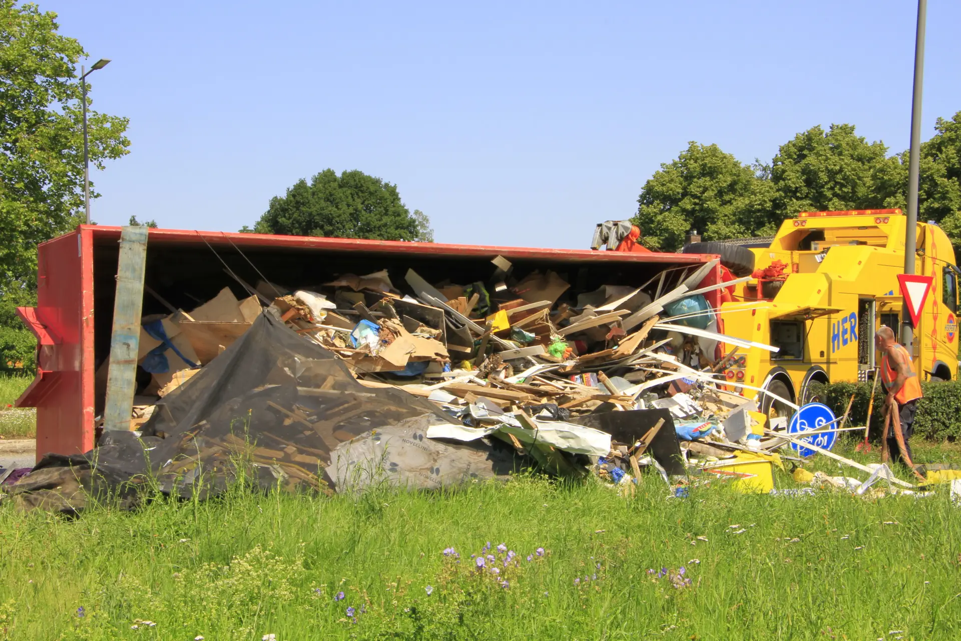 Vuilcontainer valt van vrachtwagen op Ringbaan-Noord in Weert