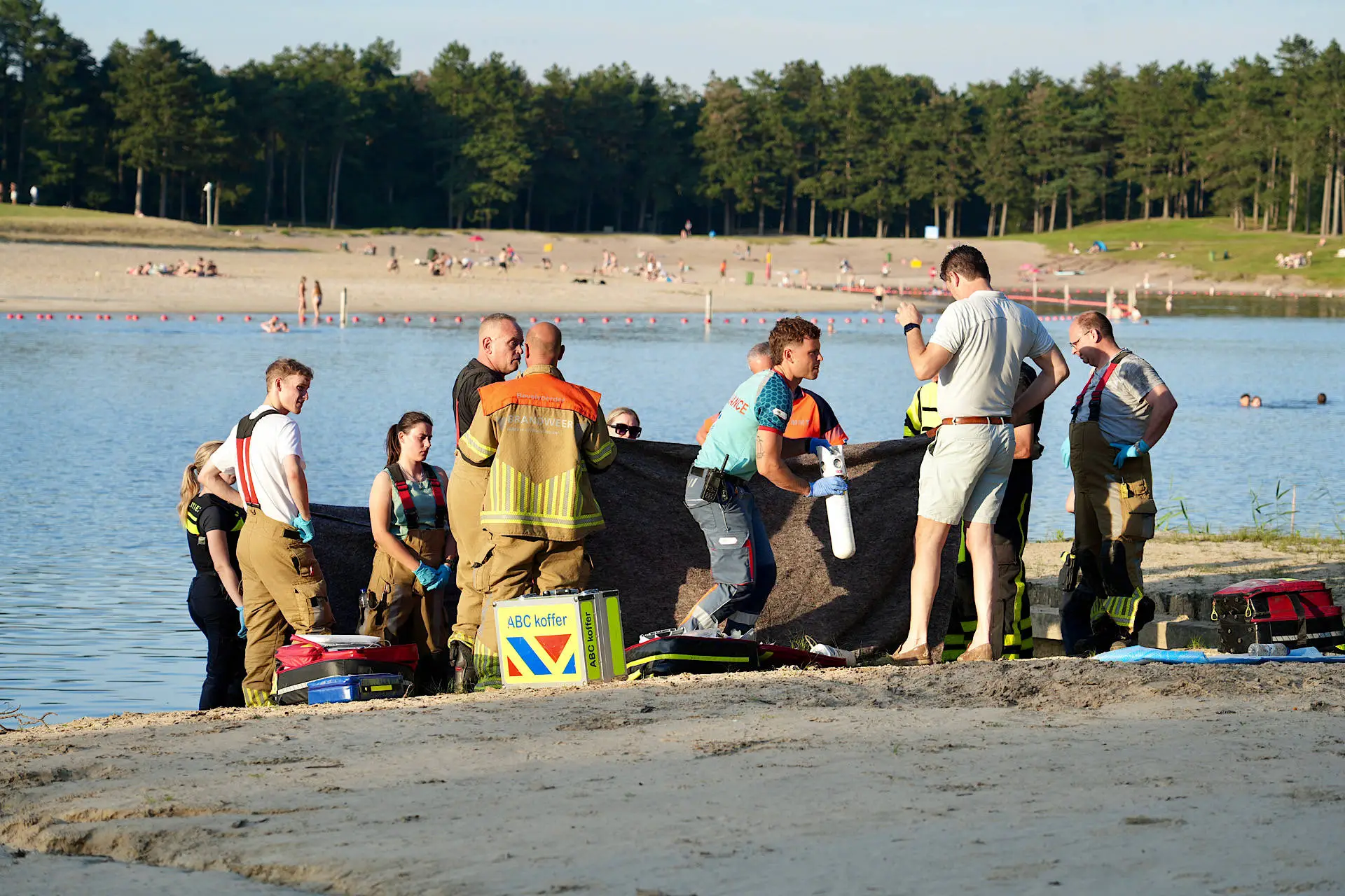 Traumahelikopter ingezet voor ernstig zwemincident bij recreatieplas in Alphen