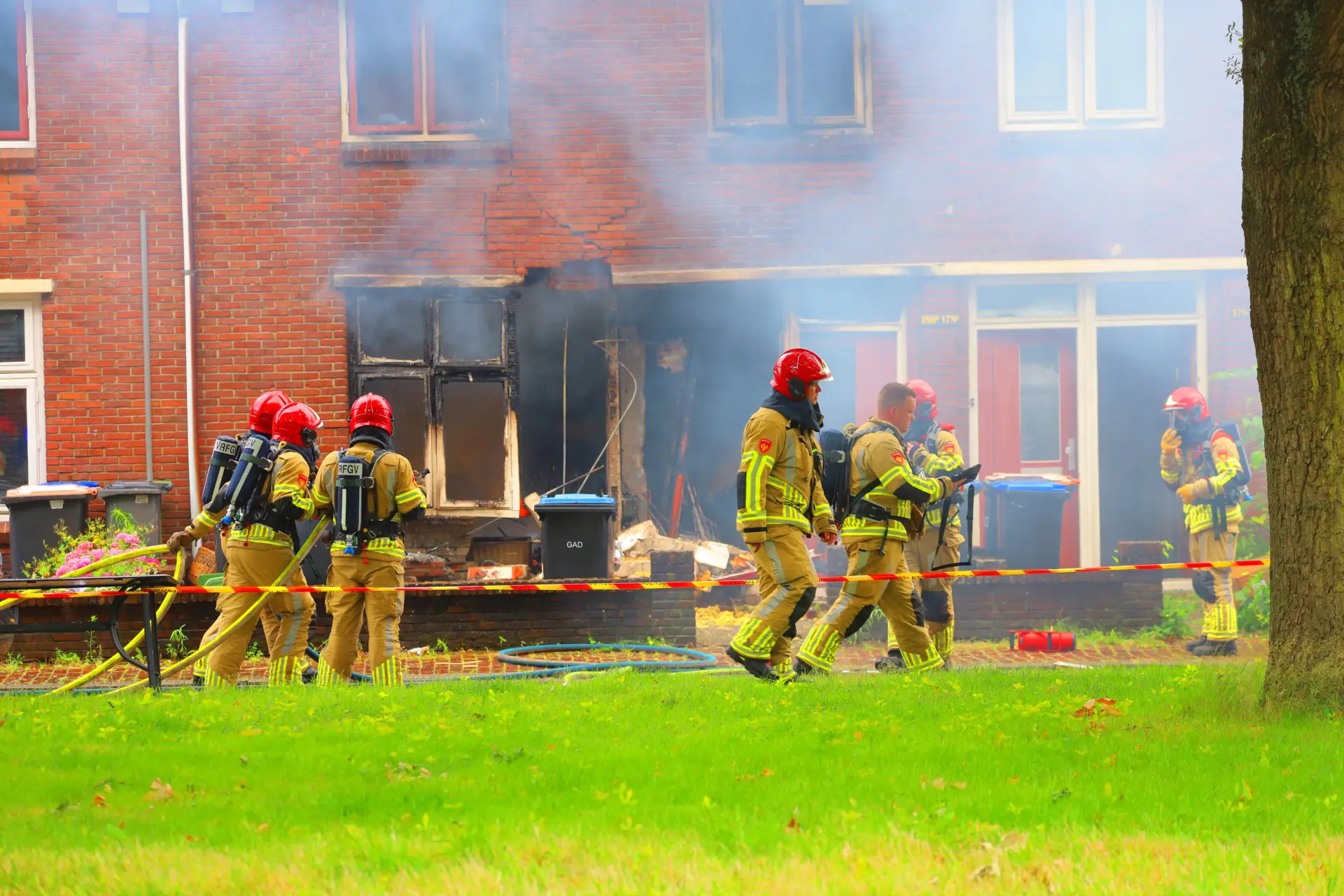 Explosie en grote brand in Huizen: twee gewonden, 15 woningen ontruimd