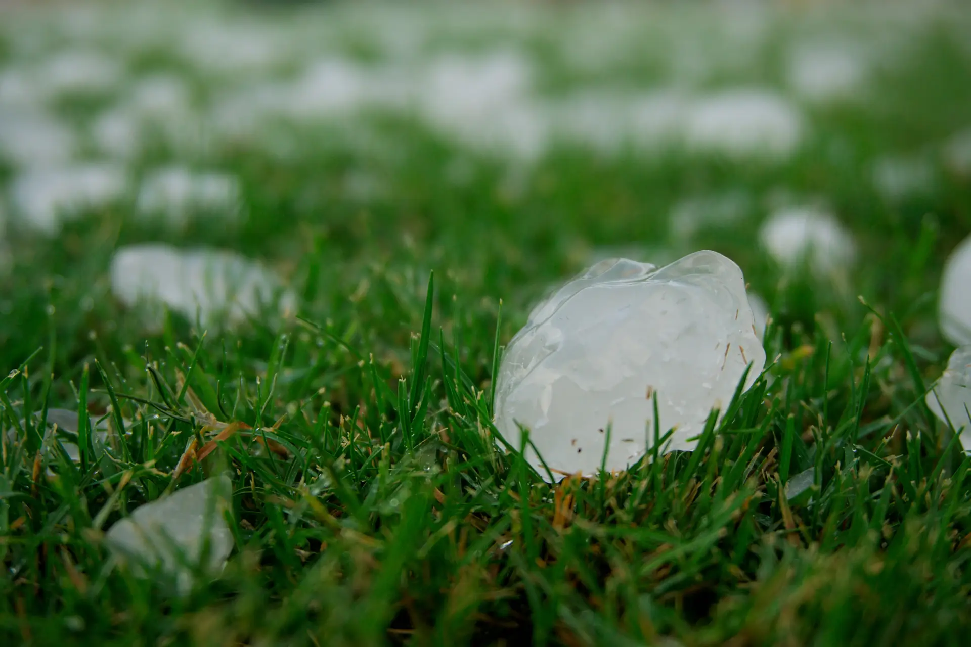 Extreem noodweer dreigt: hagelstenen tot tien centimeter bij Gardameer