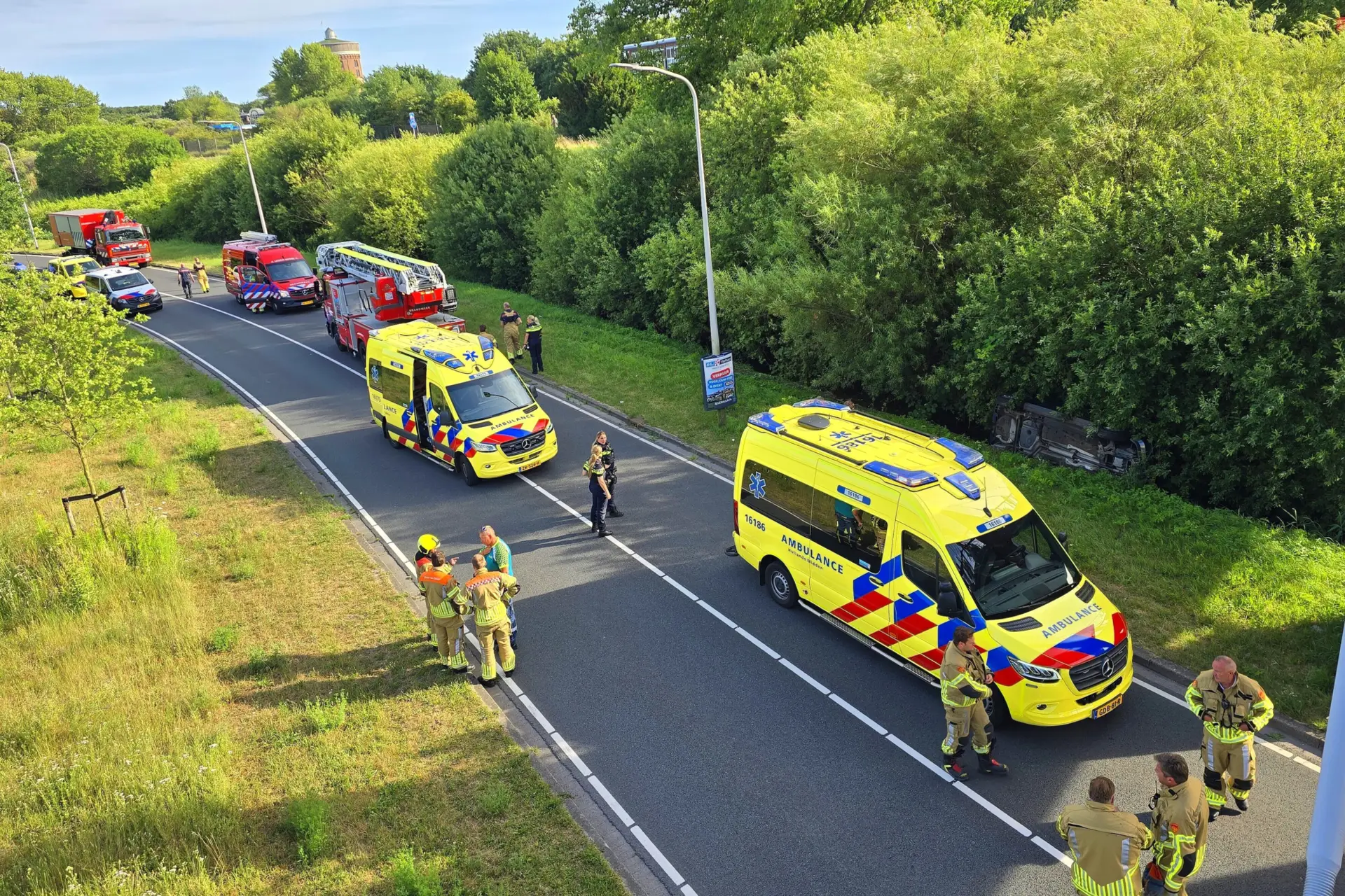 Omstanders redden inzittenden uit auto die in sloot belandt in Katwijk