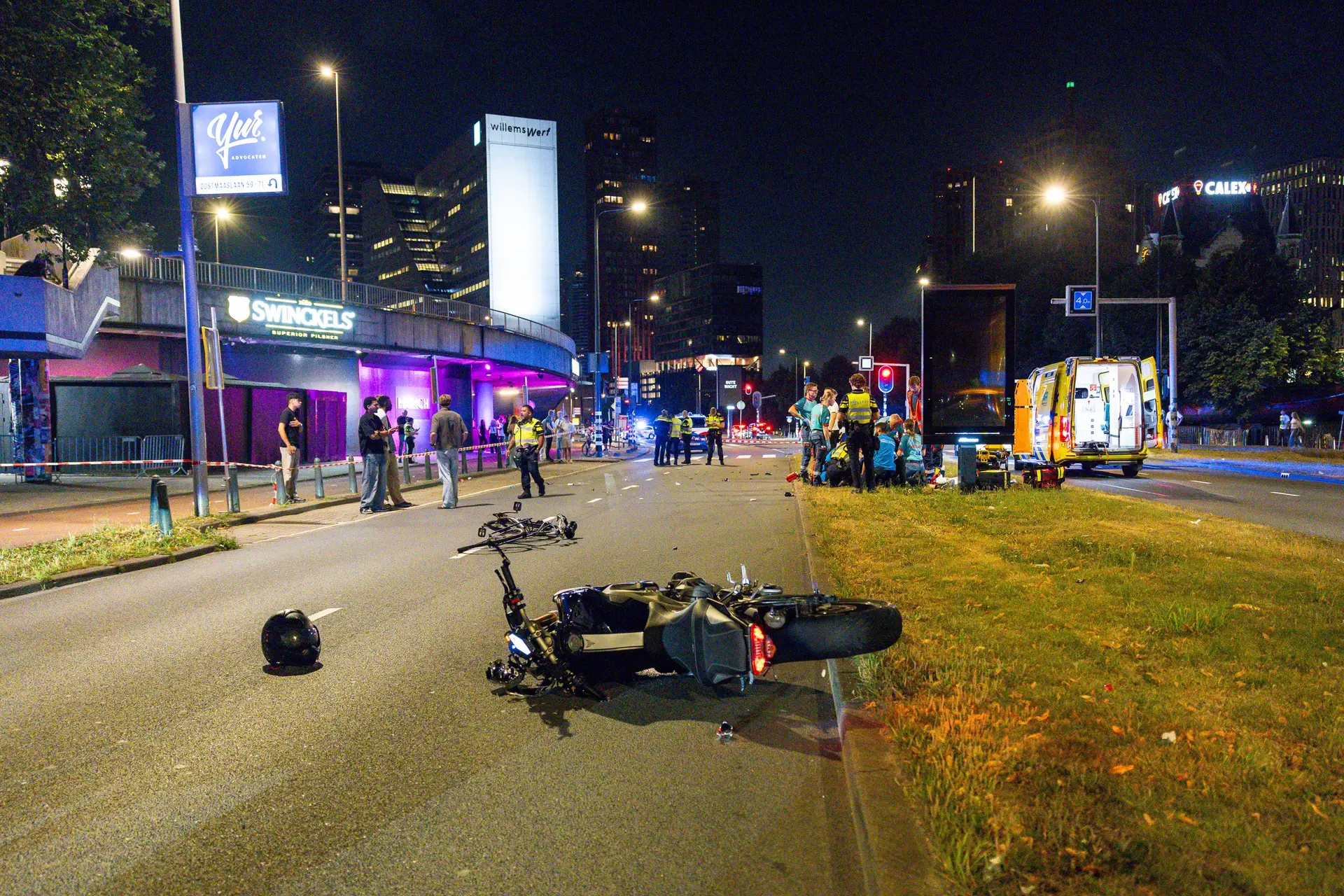 Ernstige aanrijding tussen motorrijder en fietser op Maasboulevard in Rotterdam