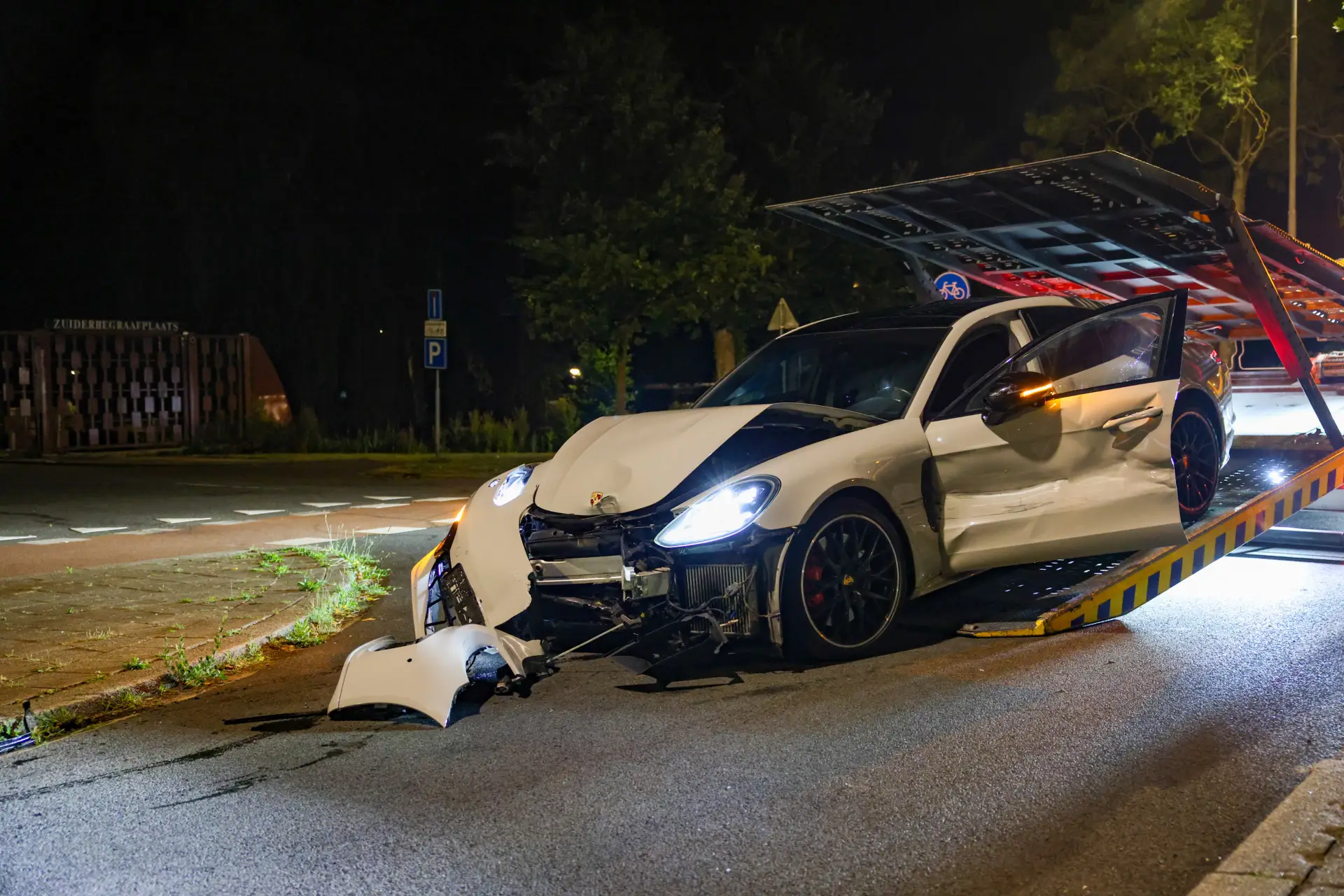 Porsche Panamera Turbo zwaar beschadigd na botsing in Rotterdam