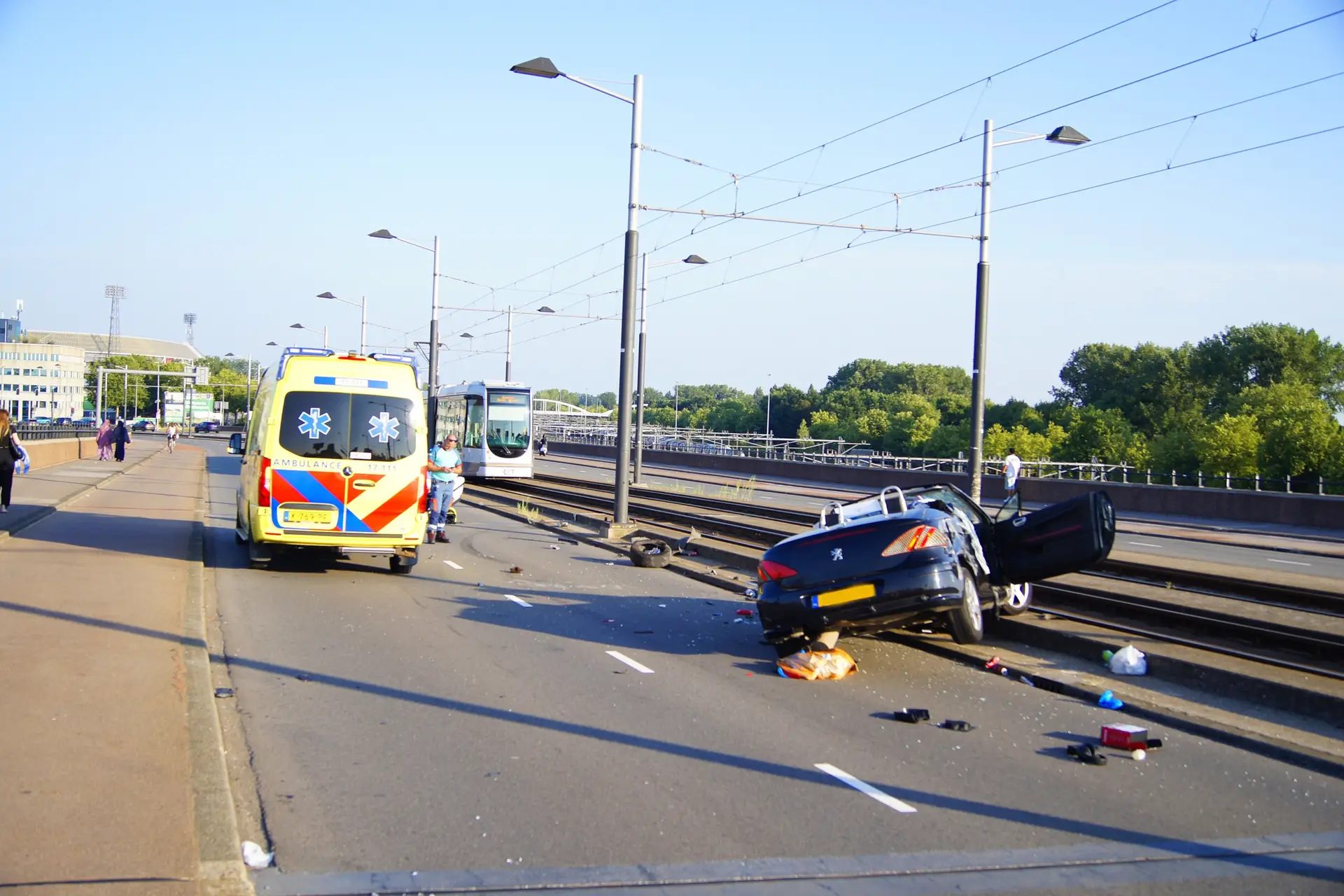 Auto slaat meerdere keren over de kop op Varkenoordse viaduct in Rotterdam