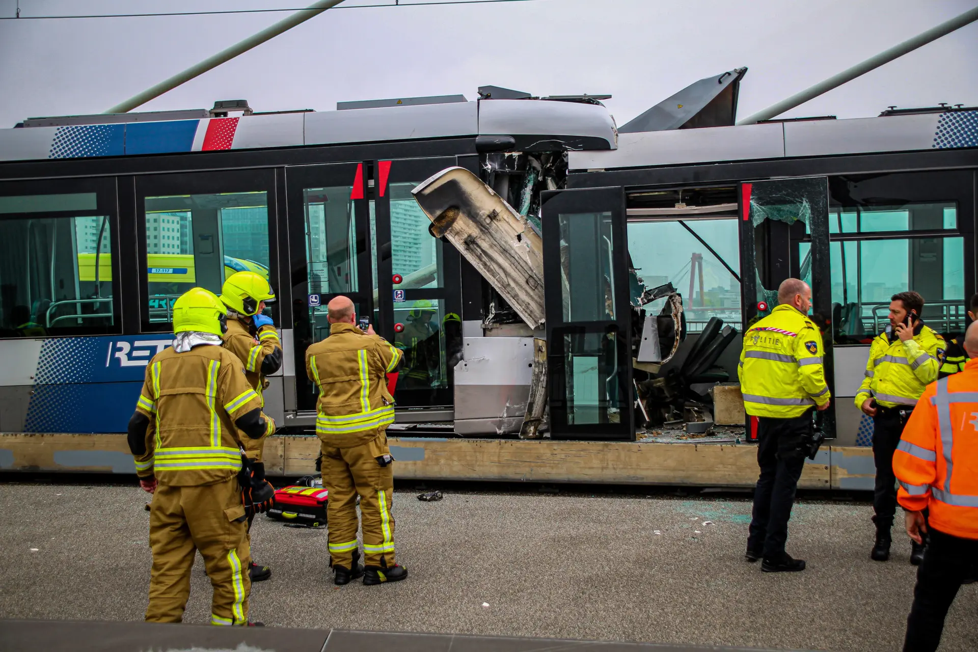 18 gewonden (twee zwaargewonden) bij zware botsing tussen twee trams op Erasmusbrug