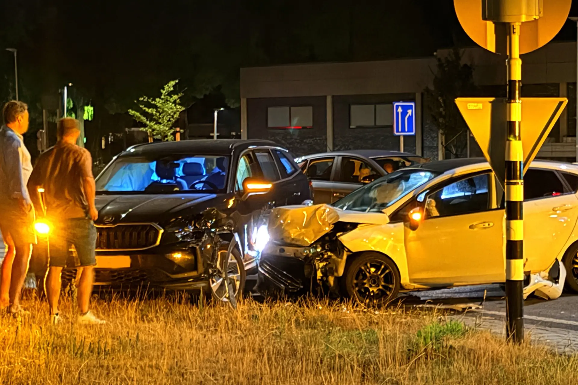 Achtervolging eindigt in crash in Uden, bestuurder spoorloos verdwenen