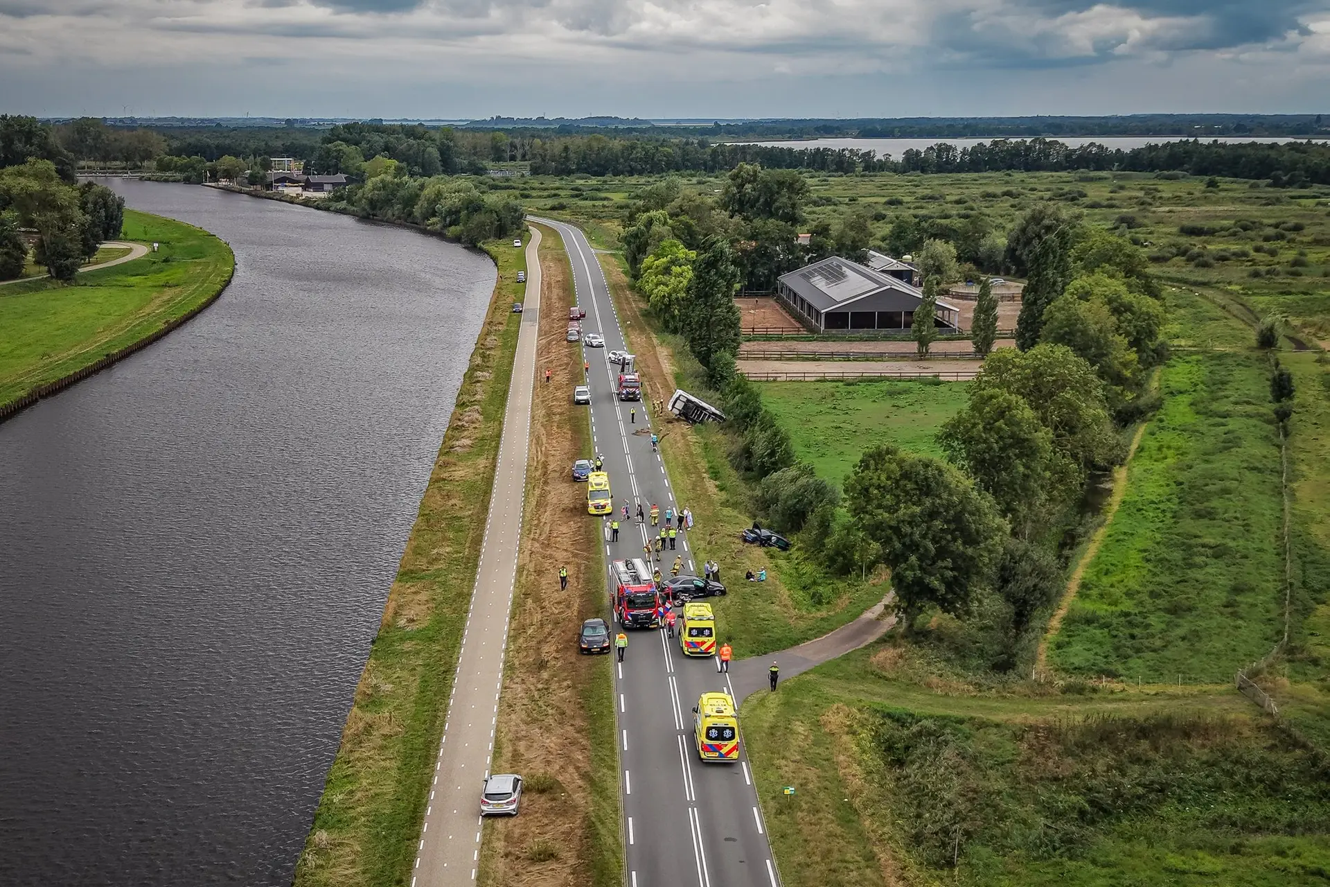 Ernstig ongeval op N375 bij Wanneperveen: camper, motor en twee auto’s betrokken