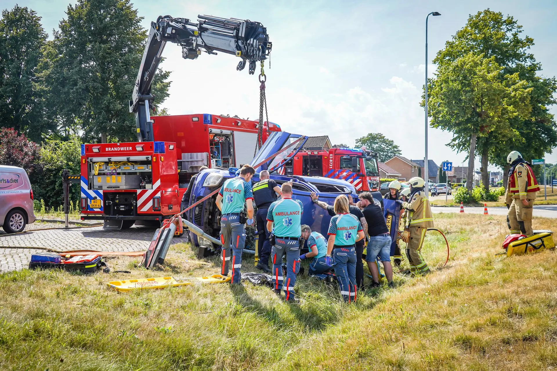 Auto slaat om in Emmer-Compascuum: bestuurder na uur bevrijd uit wrak