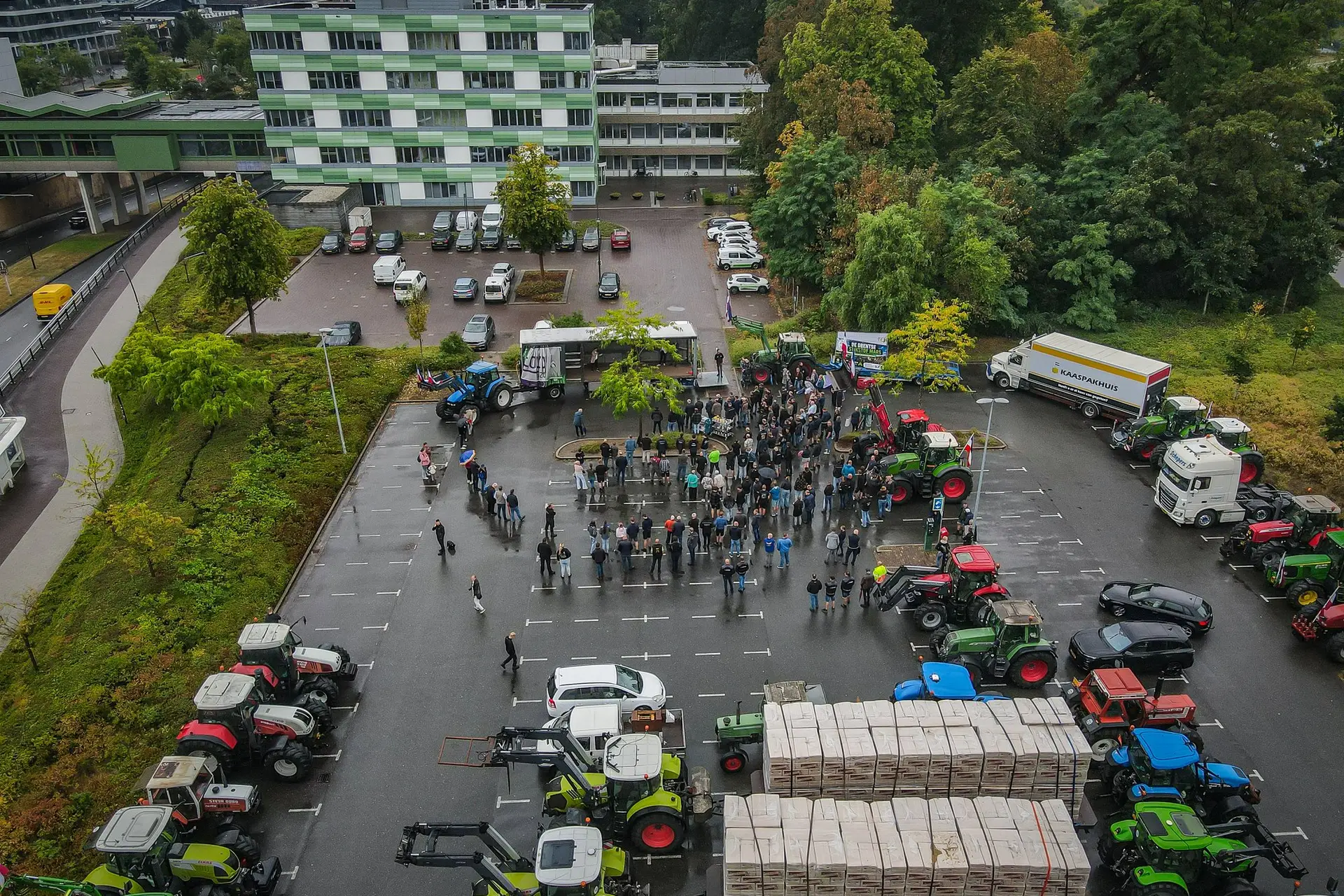 Boeren trekken met trekkers naar gemeentehuis Emmen