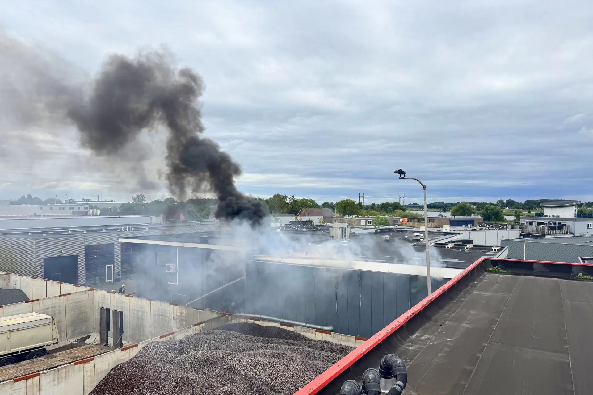 Explosie bij bedrijf in IJsselmuiden: politie zoekt twee mannen met brandwonden