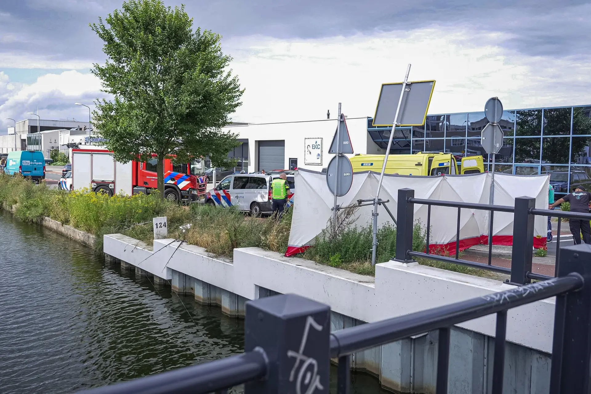 Man raakt zwaargewond nadat hij tijdens vissen in water valt in Eindhoven