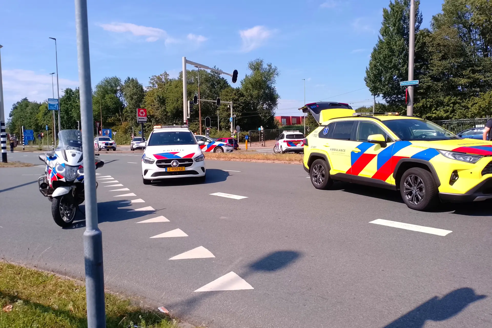Motorrijder (22) ernstig gewond na botsing met pijlwagen in Arnhem