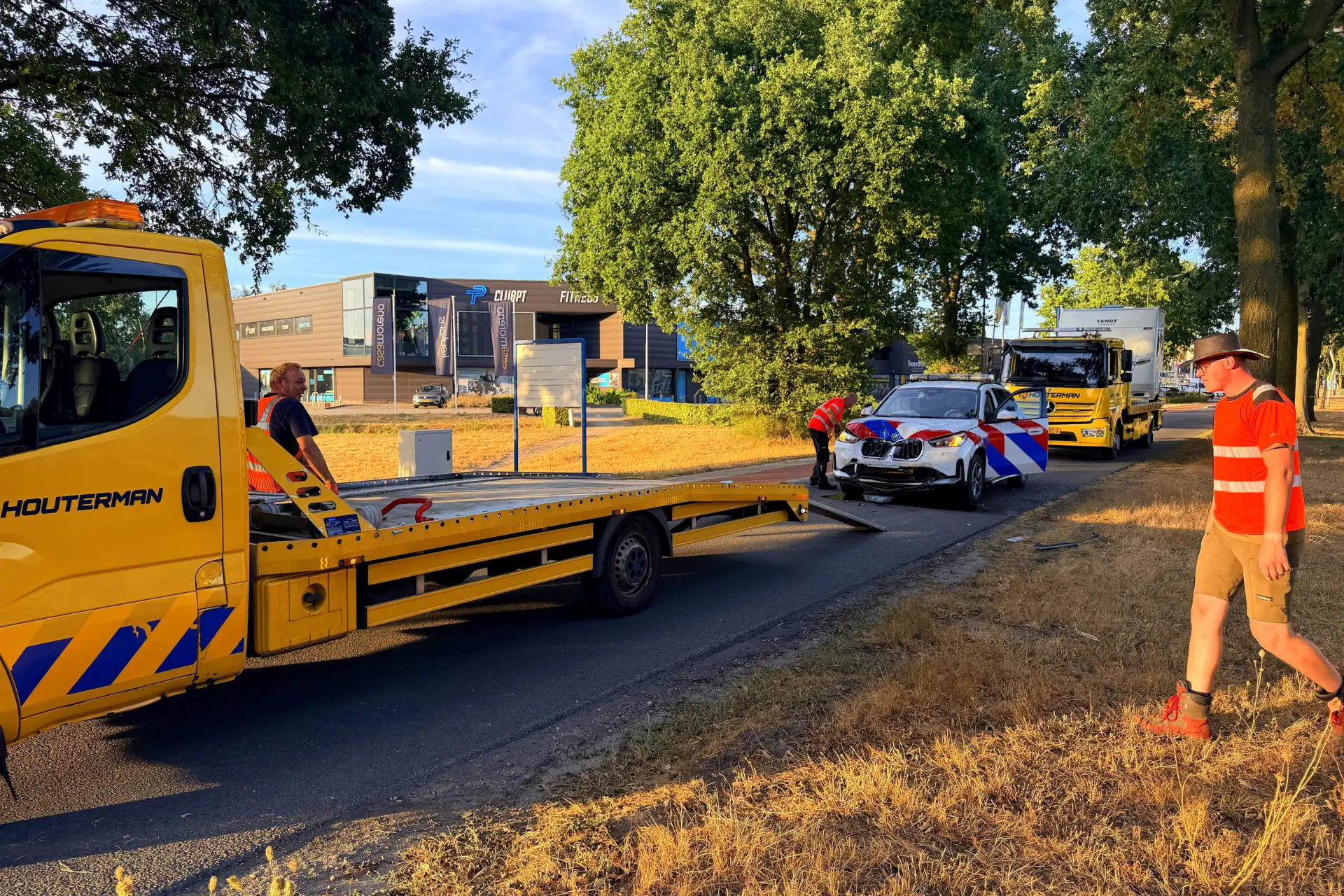 Politieagent gewond nadat bestuurder gestolen auto op politie inrijdt in Uden