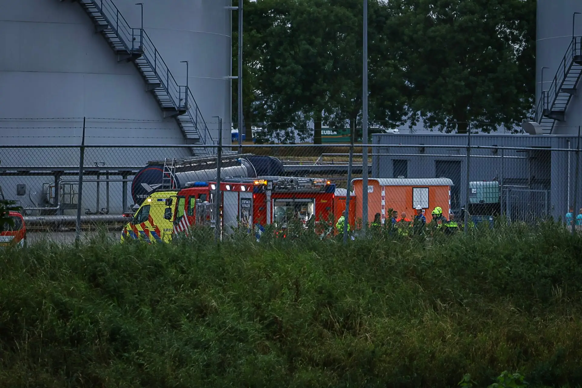 Traumahelikopter ingezet na incident met gevaarlijke stoffen bij bedrijf in Dinteloord