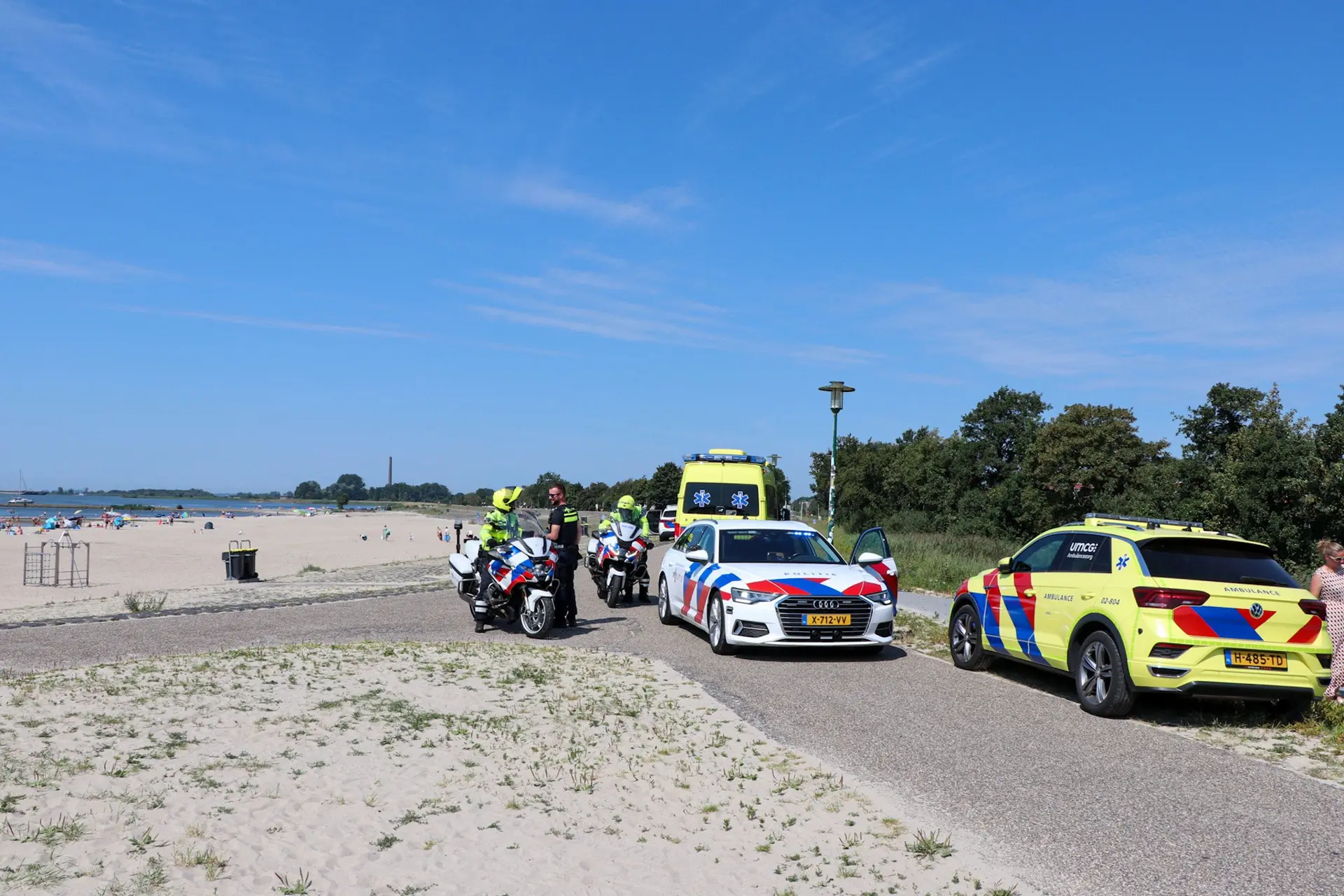 Persoon bewusteloos uit water gehaald door omstanders op strand Lemmer, reanimatie gestart