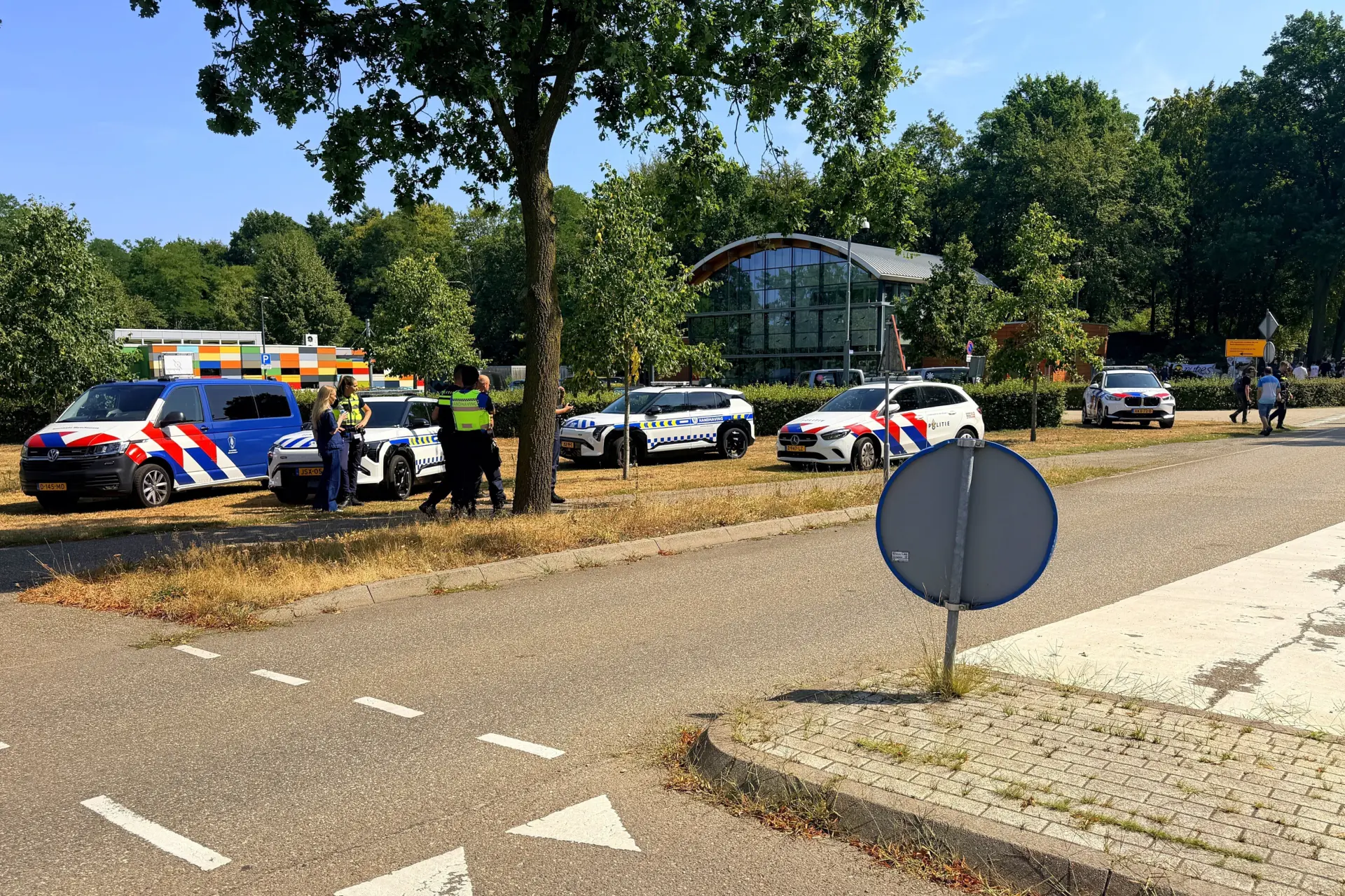 Demonstranten blokkeren ingang van vliegbasis Volkel uit protest tegen kernwapens