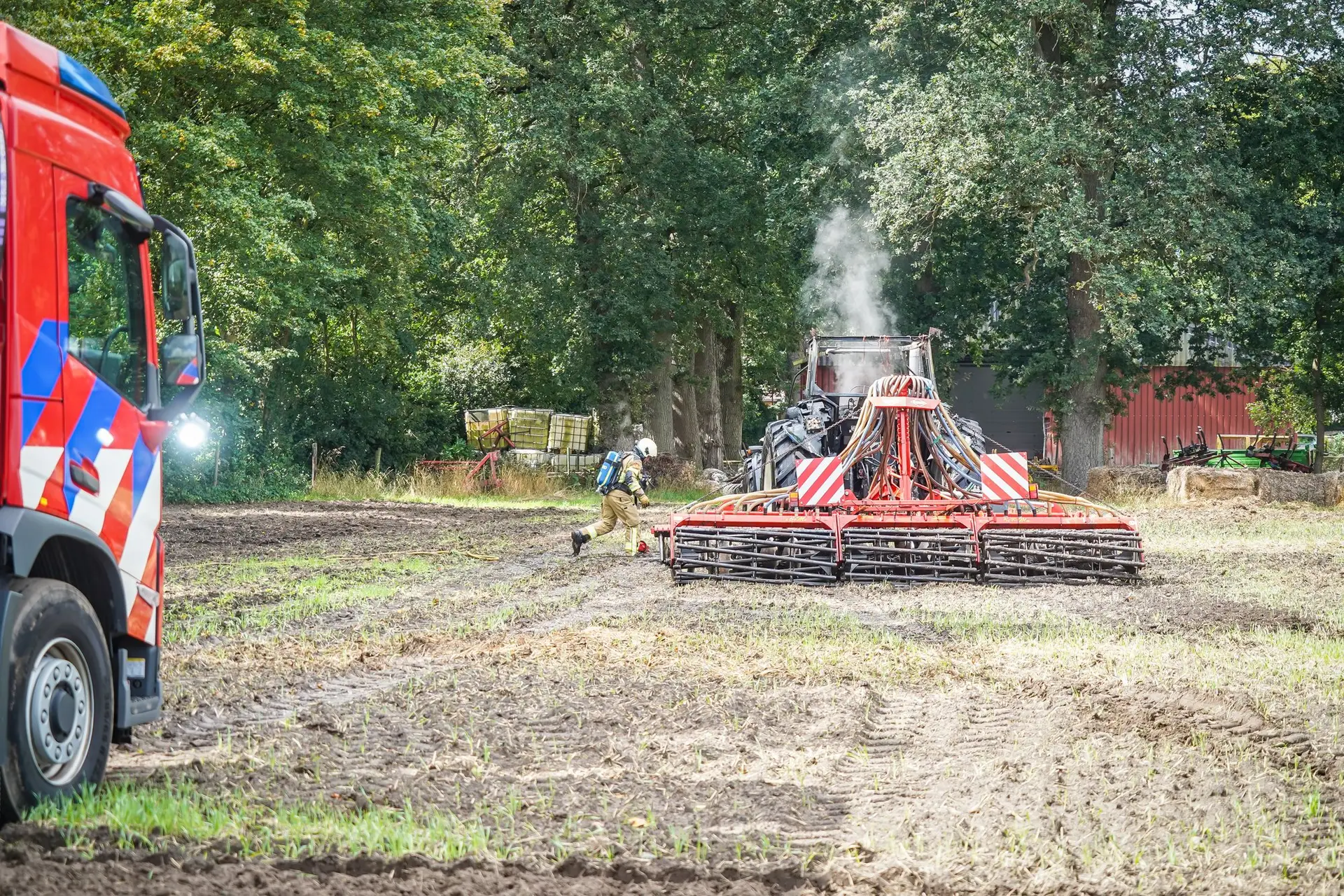 Trekker volledig uitgebrand tijdens ploegen in Emmen