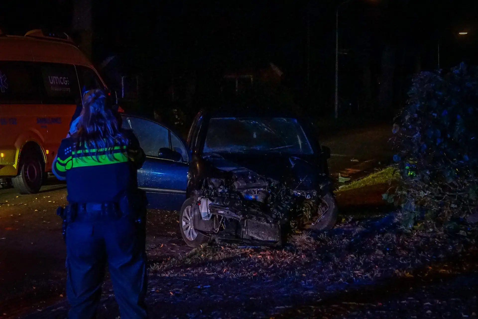 Harde crash tegen boom in Emmen, meerdere lachgastanks aangetroffen