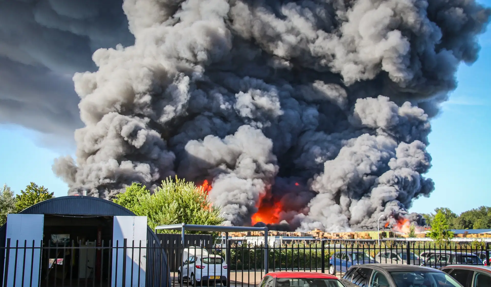 Enorme brand in Lelystad: gebouwen ingestort en NL-Alert verstuurd