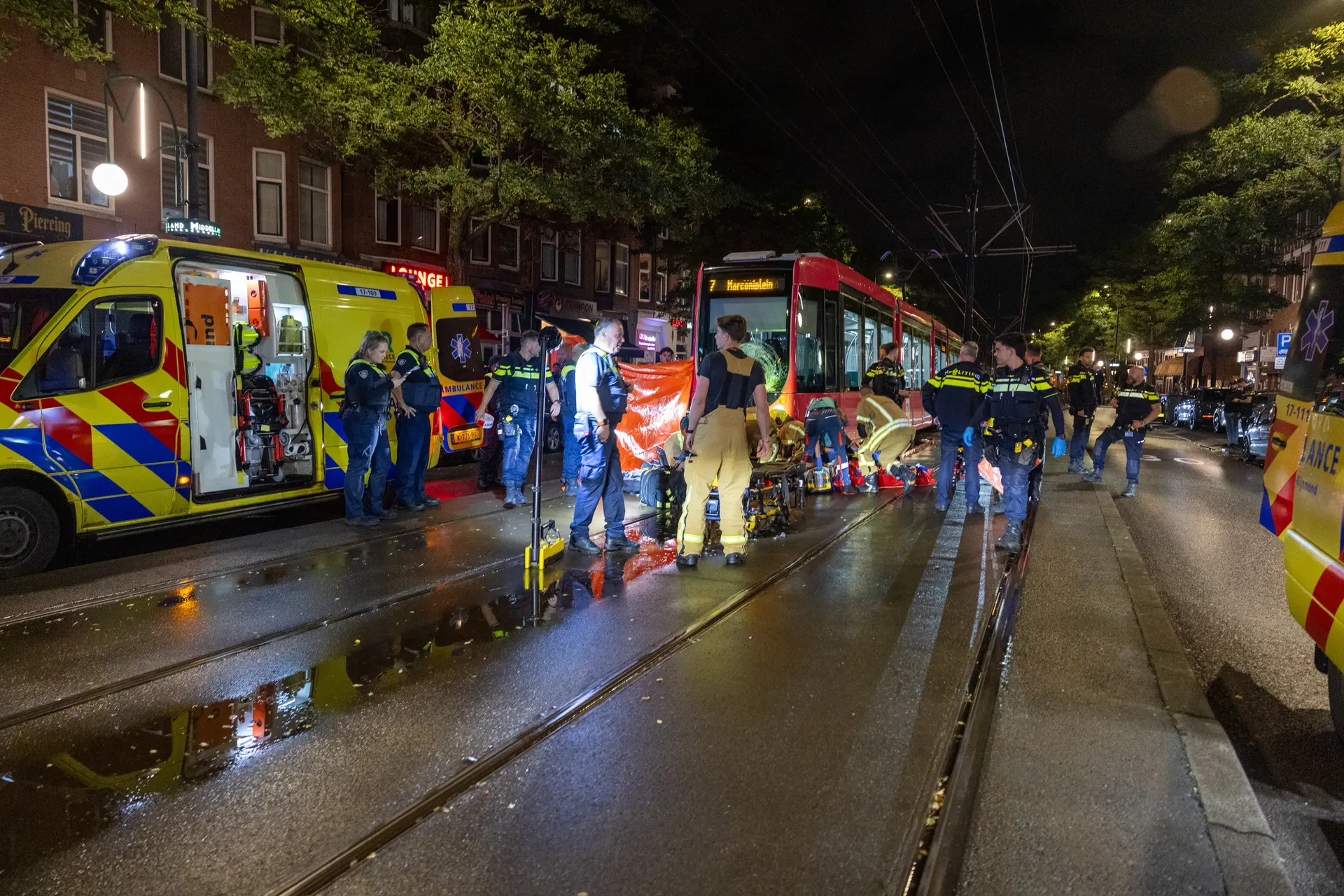 Twee jonge vrouwen ernstig gewond na aanrijding met tram in Rotterdam