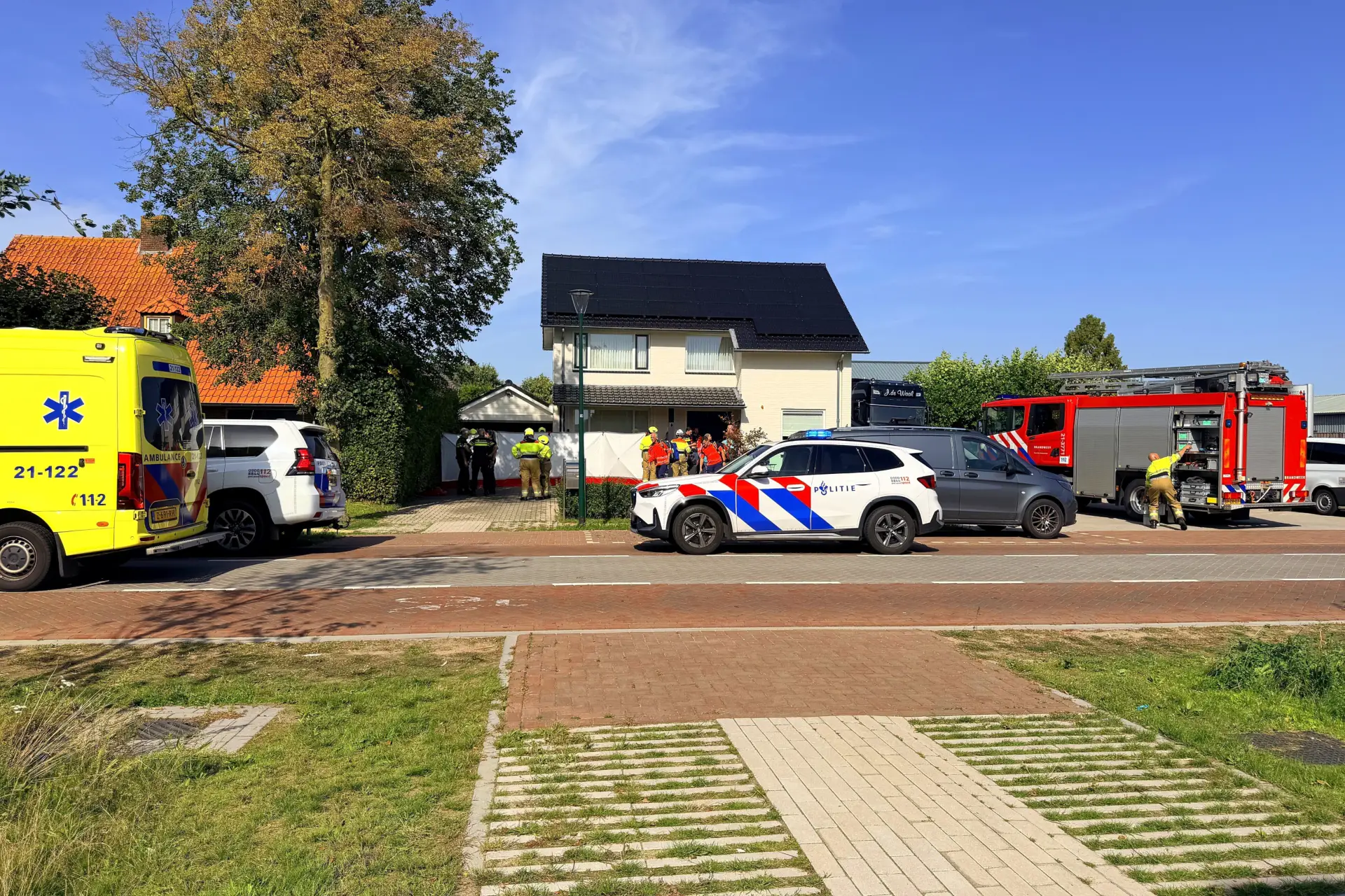 Man overleden op oprit in Heeswijk-Dinther, politie doet onderzoek