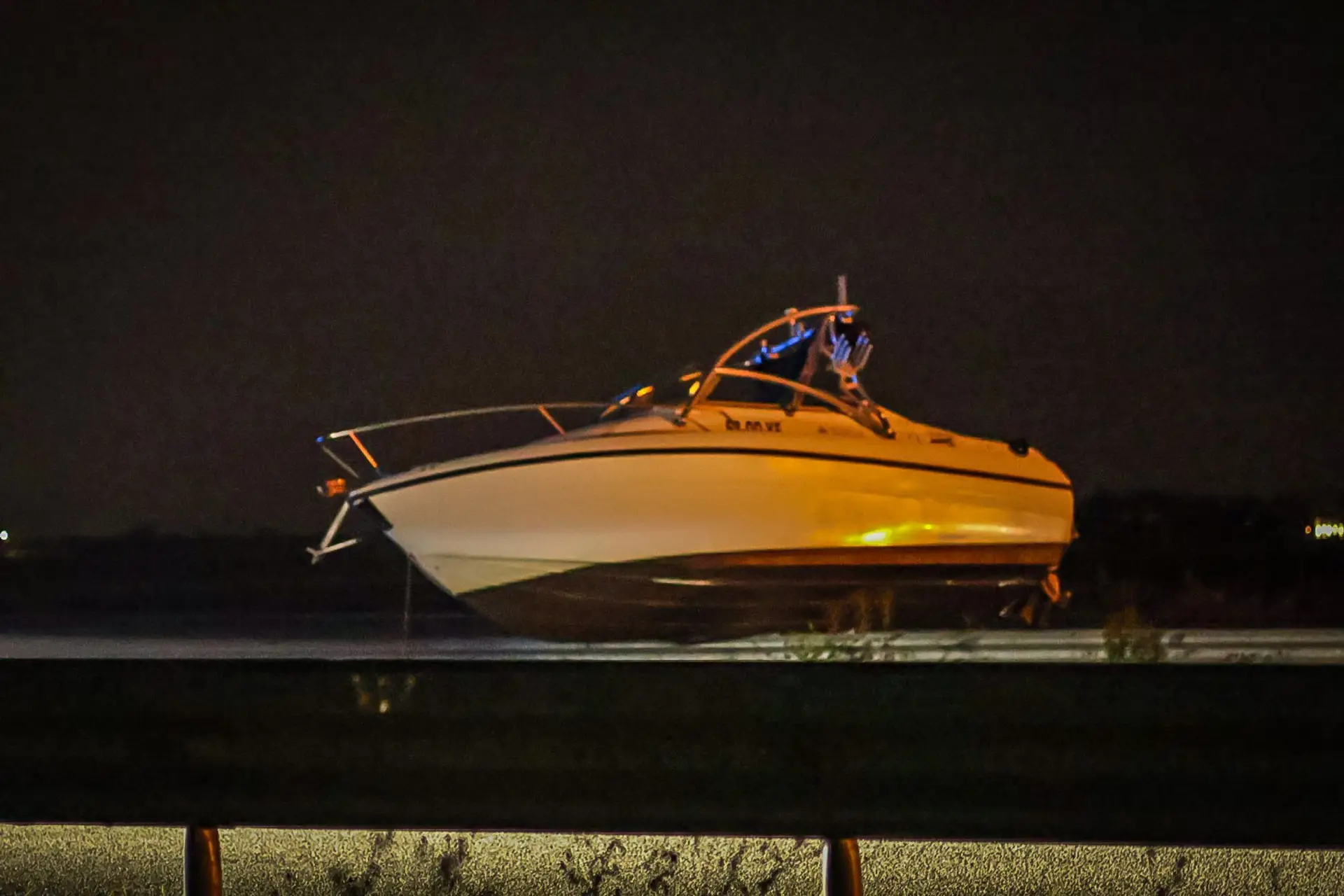 Boot schiet los van aanhanger en belandt op A4 bij Dinteloord