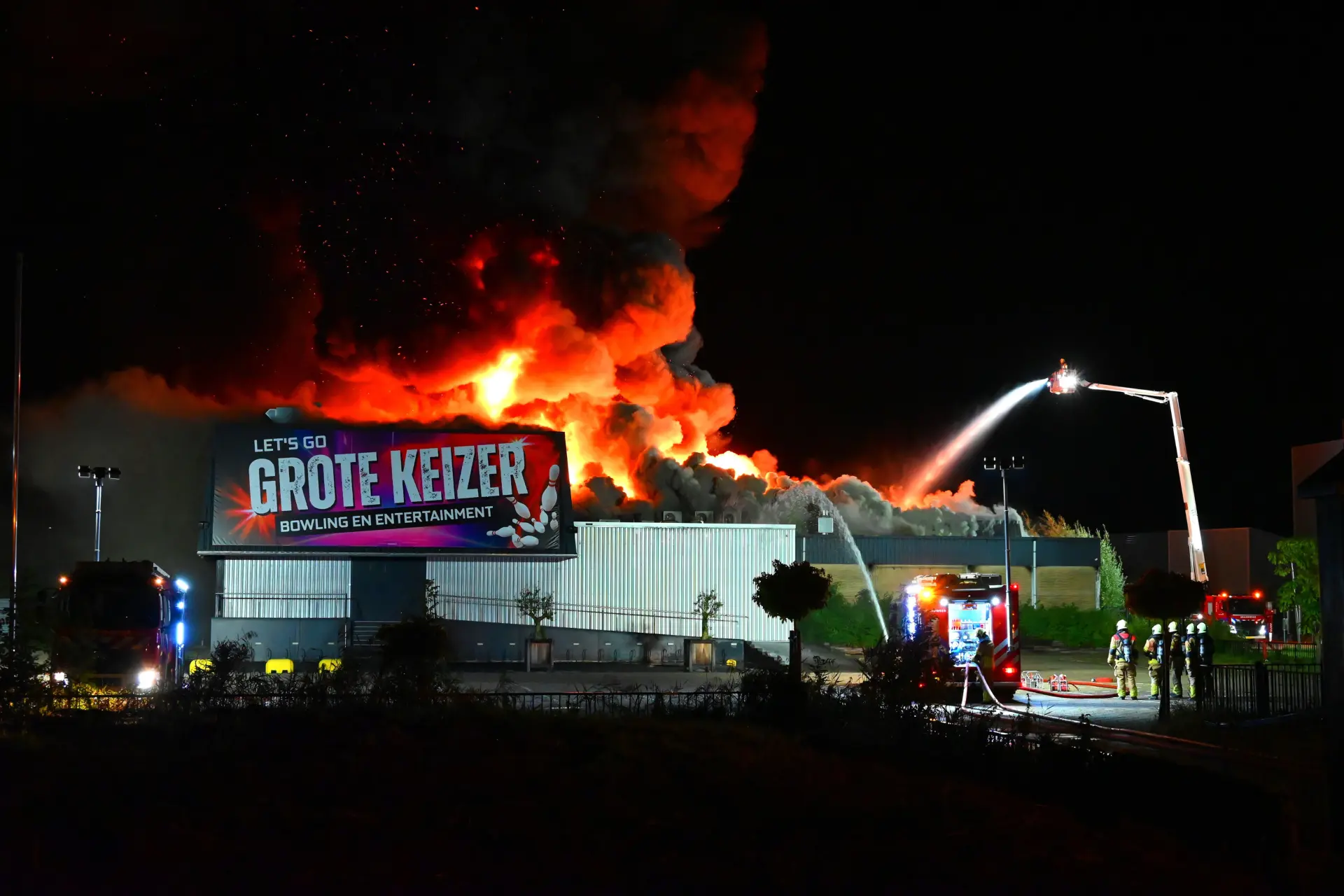 Zeer grote brand verwoest bowlingcentrum in Leeuwarden