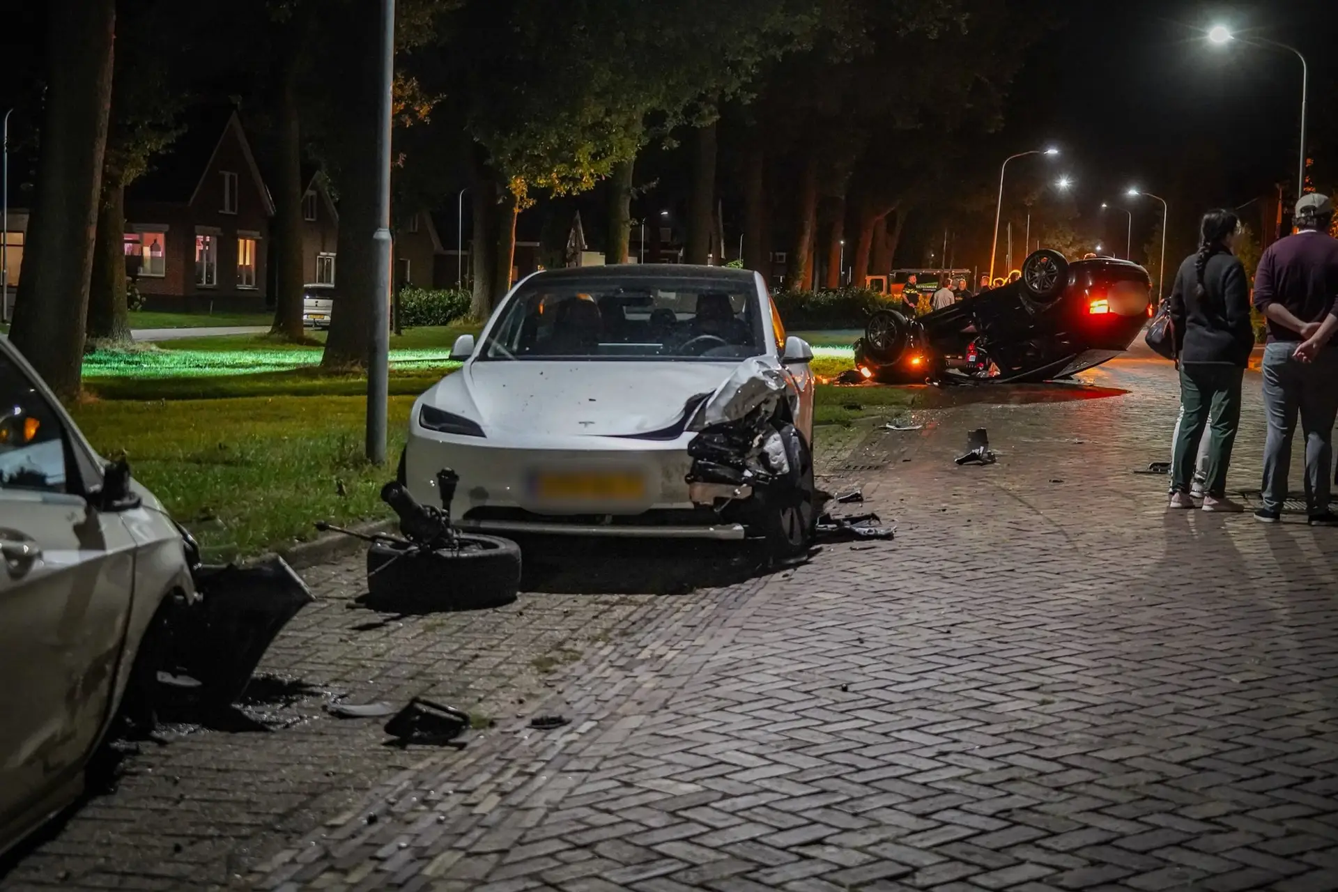 Auto slaat over de kop na harde botsing met geparkeerde auto’s in Nieuw-Weerdinge