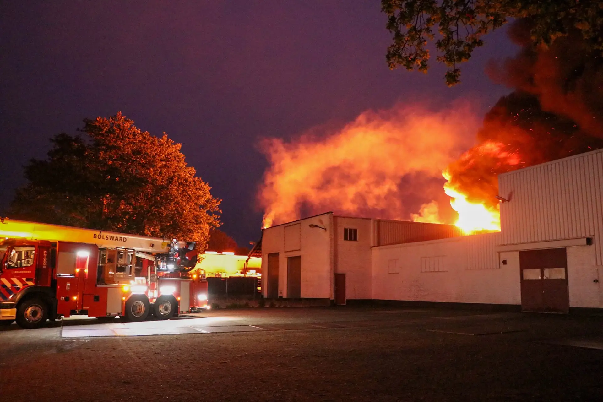 Zeer grote brand in loods in Heerenveen: brandweer zet groot watertransport in