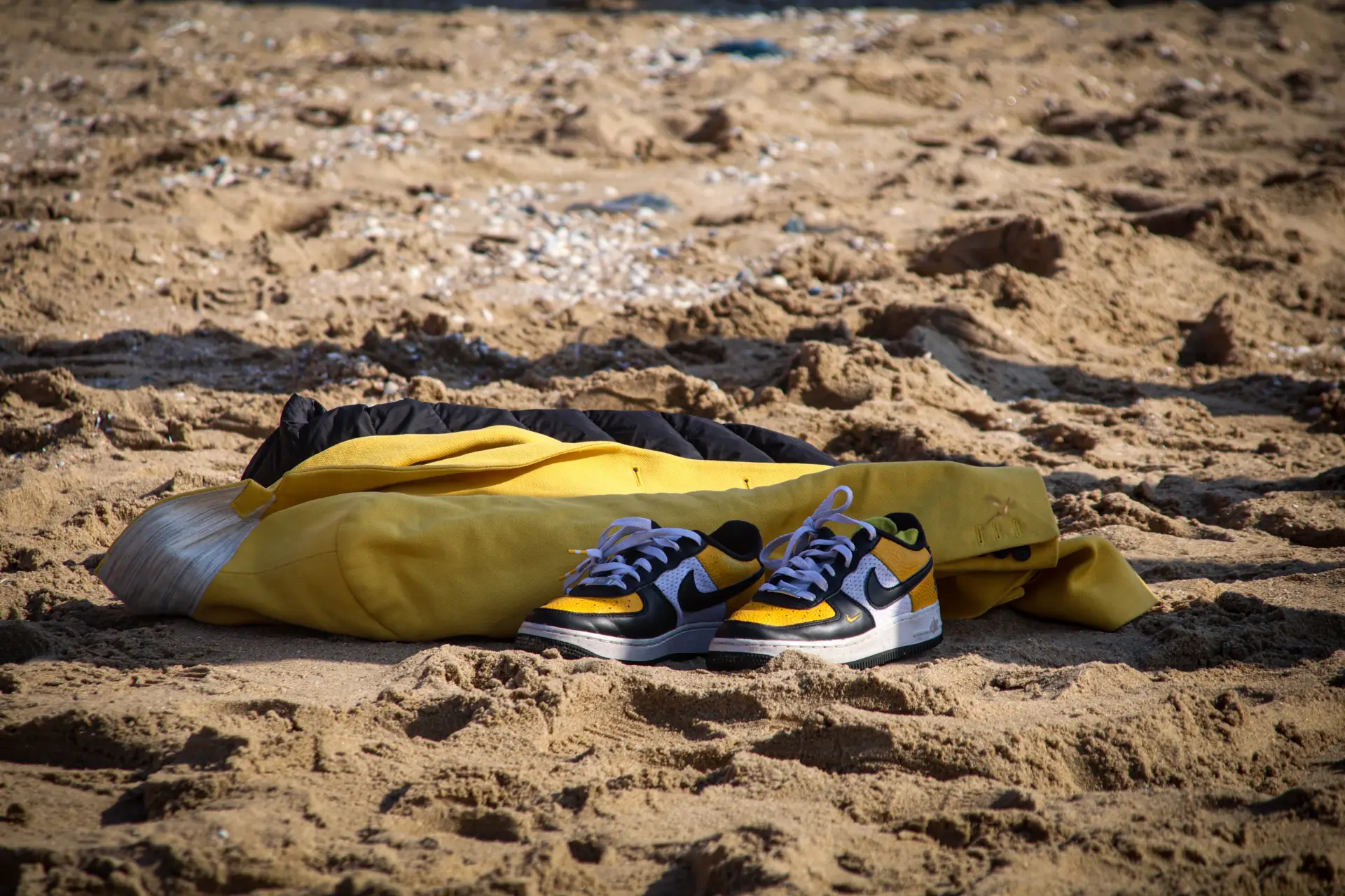 Hulpdiensten rukken massaal uit na vondst achtergelaten kleding op strand Katwijk