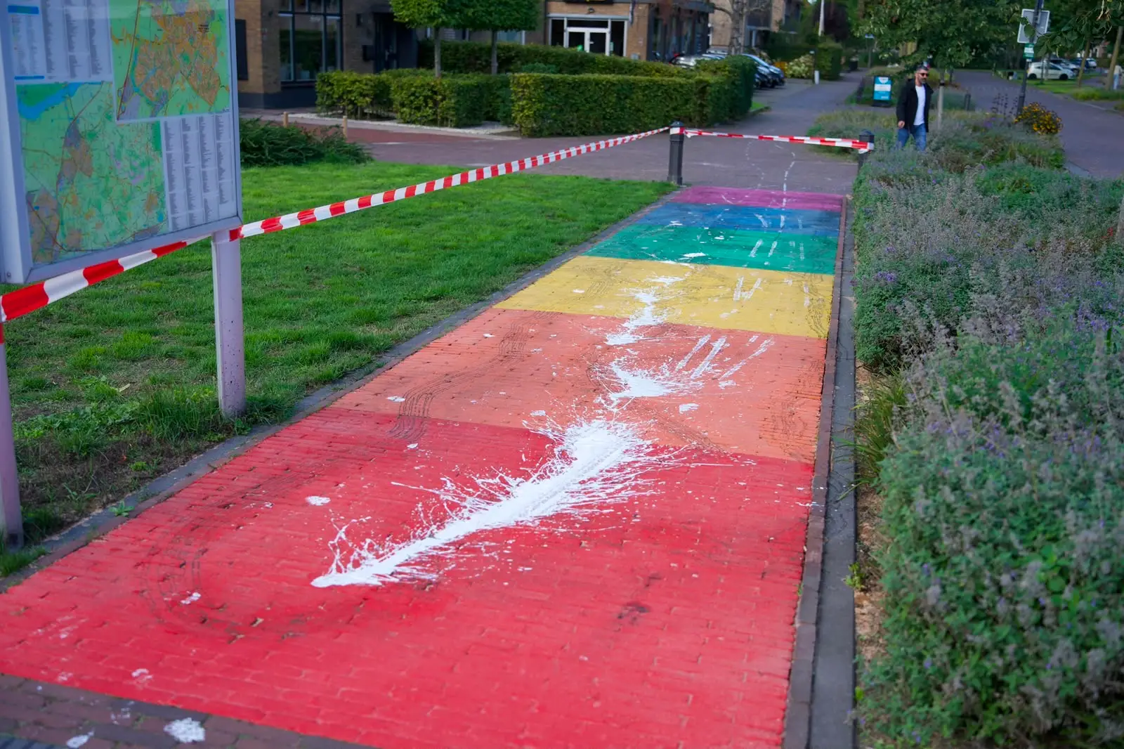 Regenboogpad Nijkerk wéér doelwit van vandalisme na eerdere bekladding