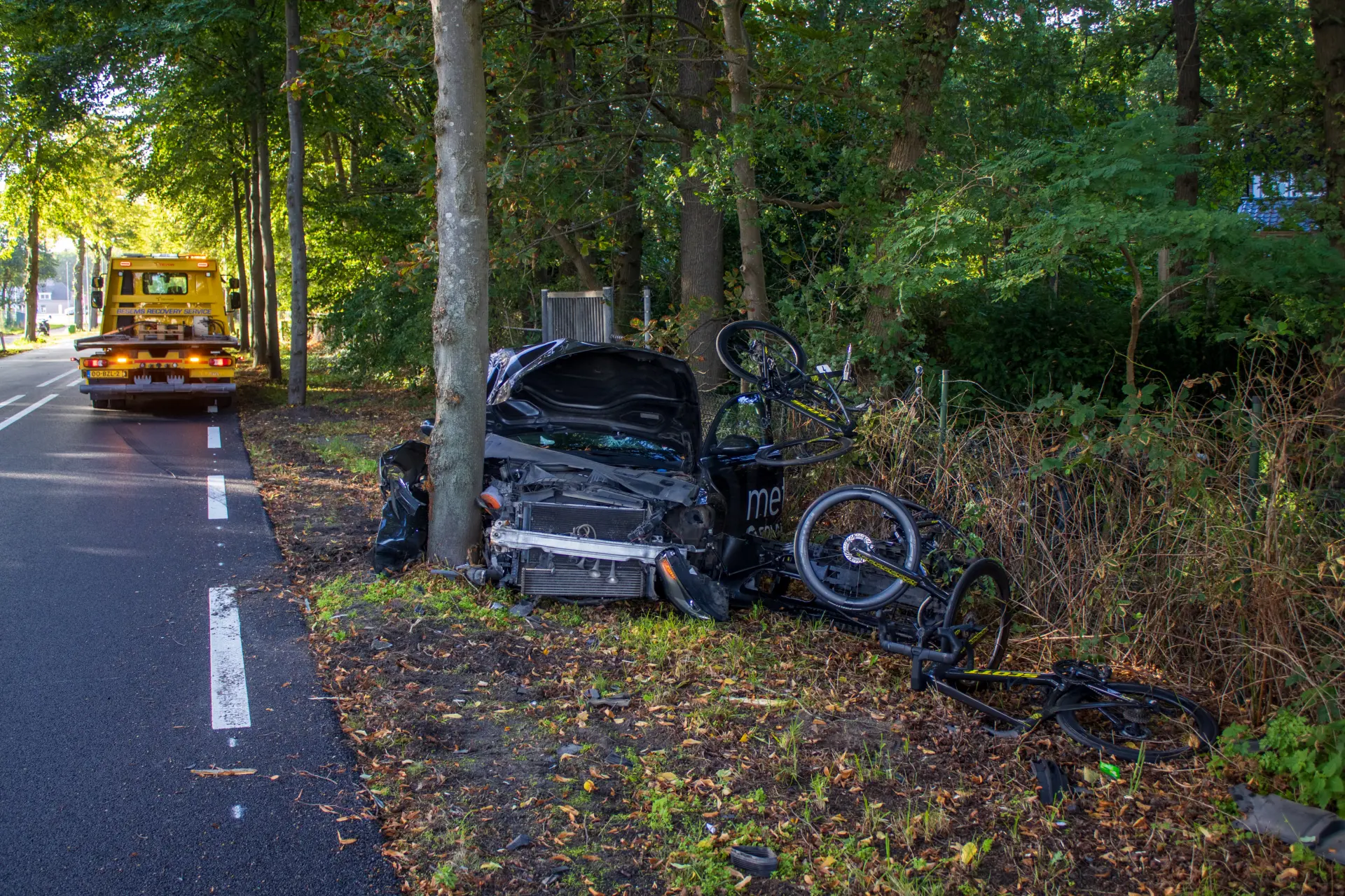 Volgauto wielerwedstrijd crasht tegen boom op Eindsestraat in Dongen