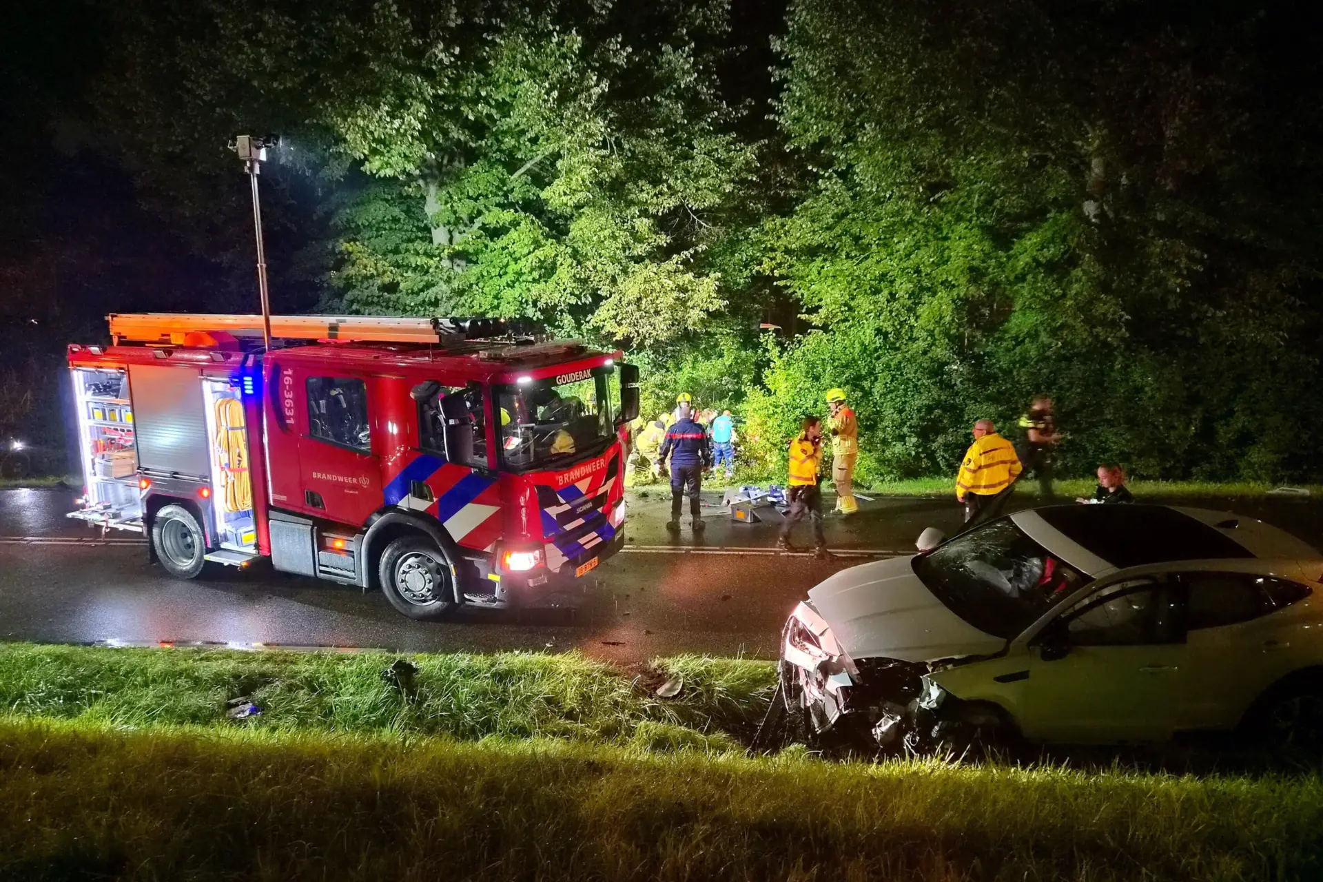 Zware frontale botsing in Gouda, vrouw uit autowrak geknipt door brandweer