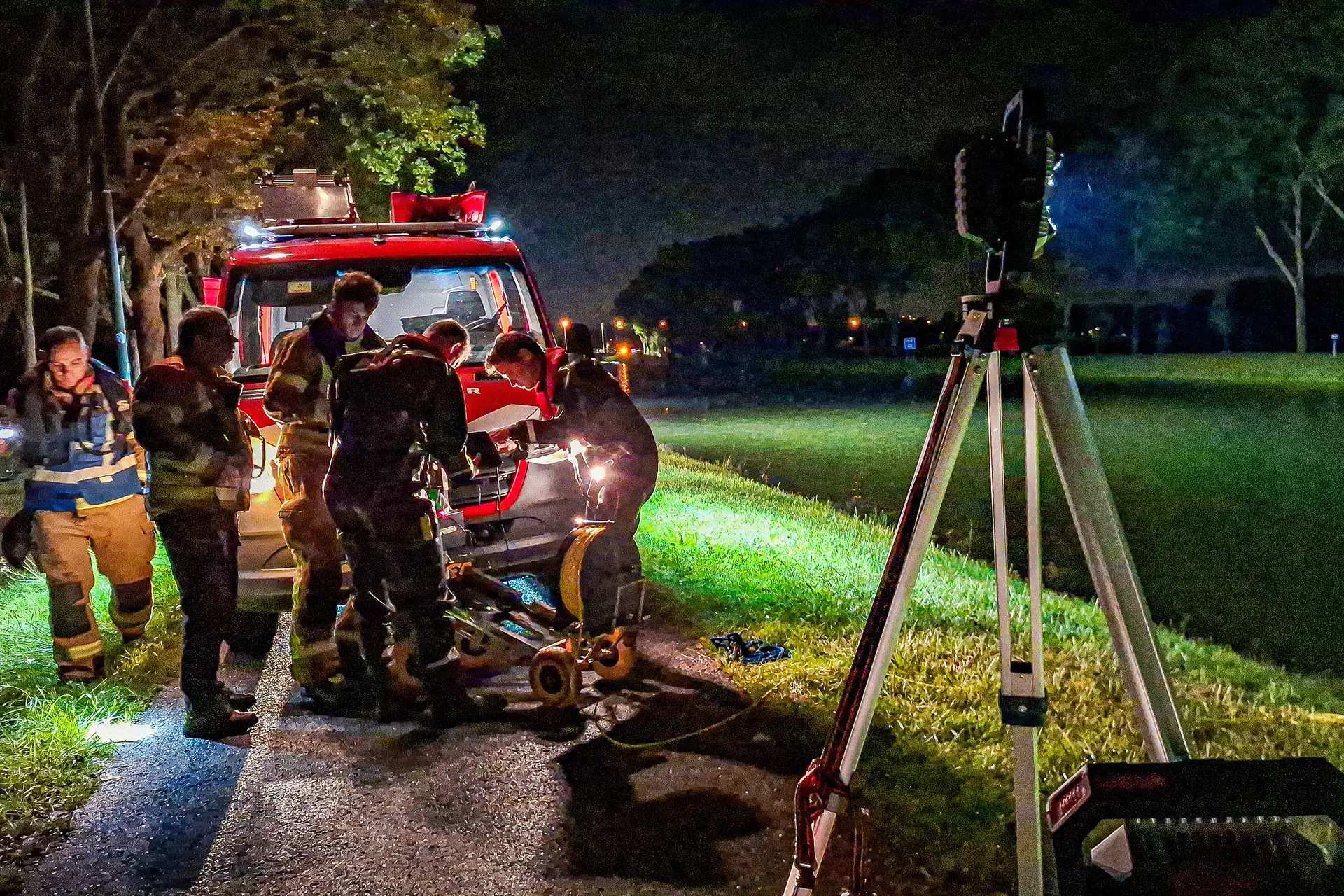 Brandweer zoekt langere tijd met onderwaterdrone naar mogelijk persoon te water in Arkel