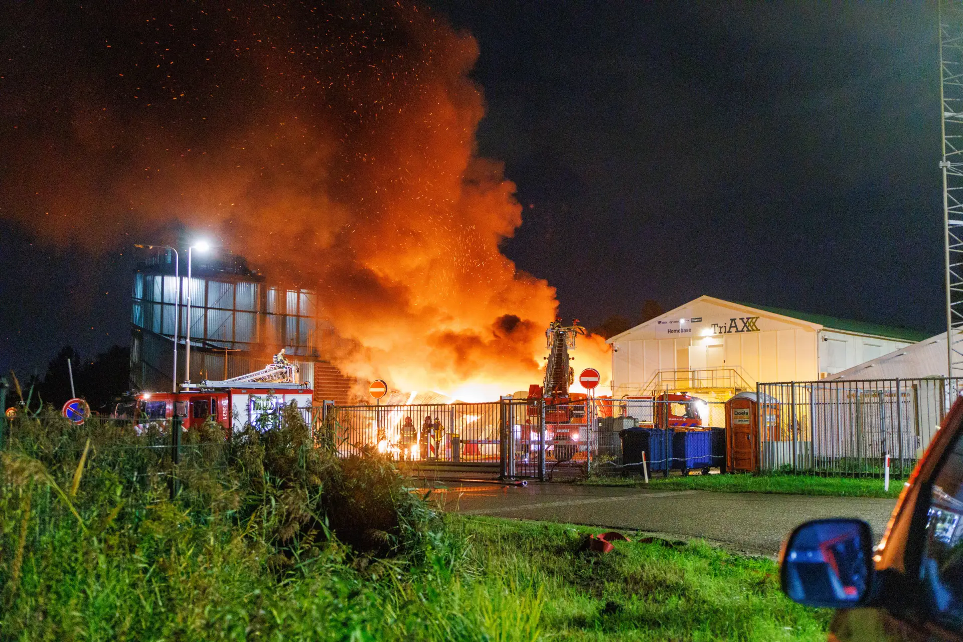 Zeer grote brand verwoest loods aan Johan Huizingalaan in Amsterdam